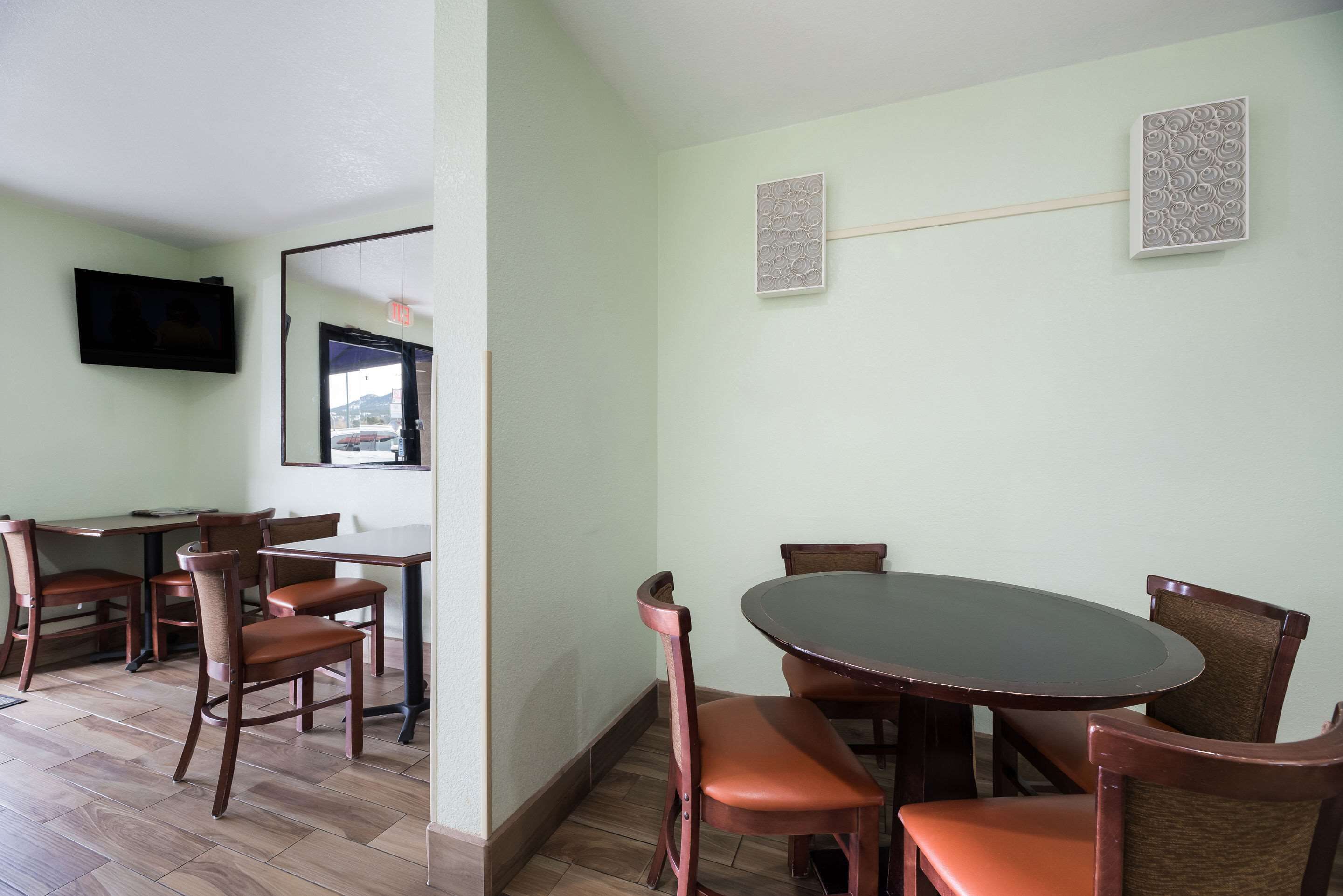 Econo Lodge Inn & Suites