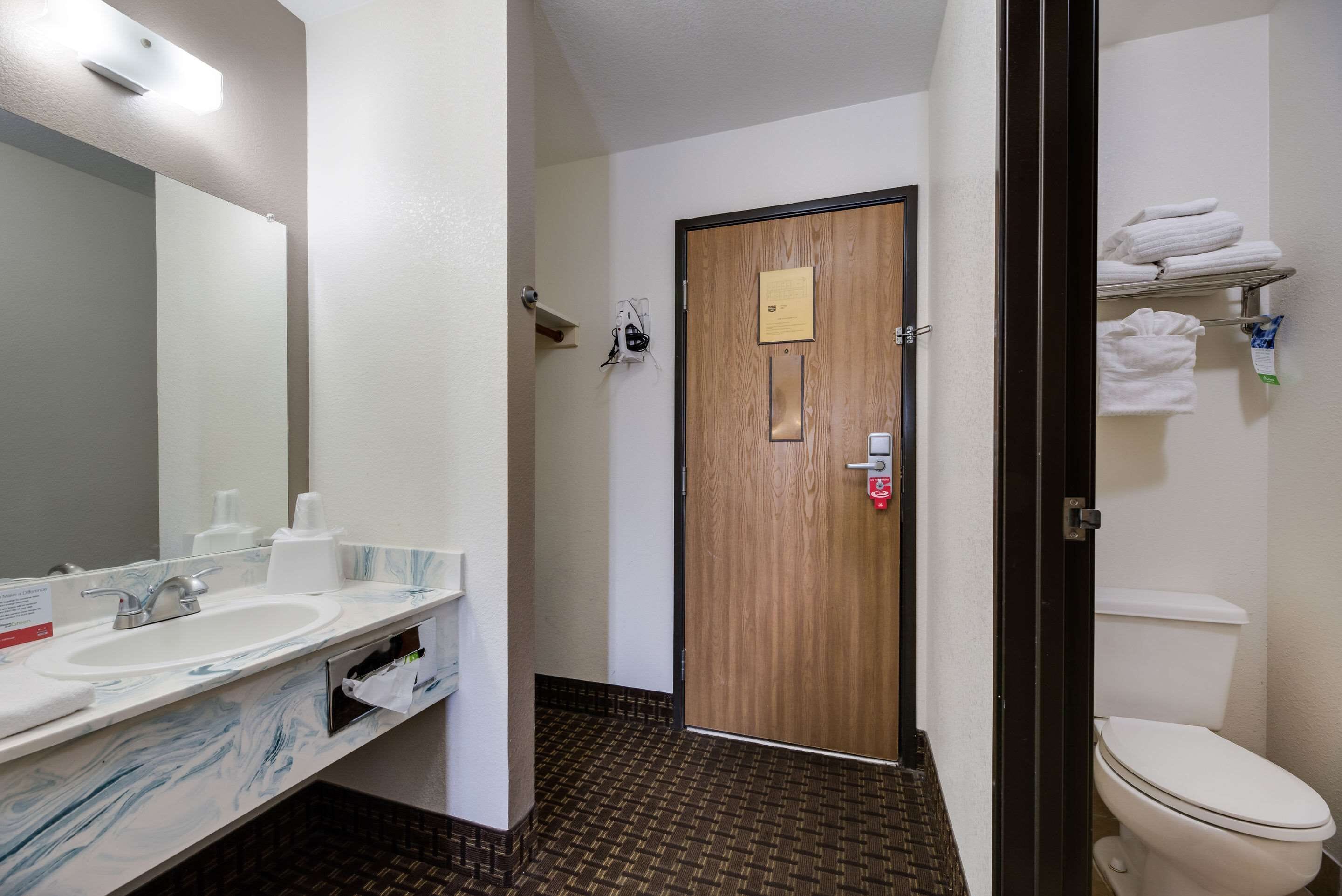 Econo Lodge Inn & Suites
