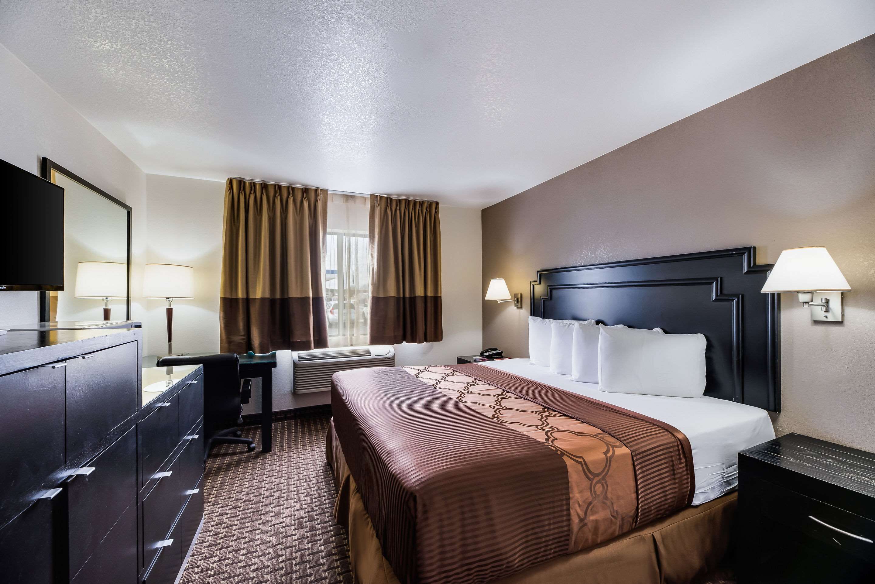Econo Lodge Inn & Suites