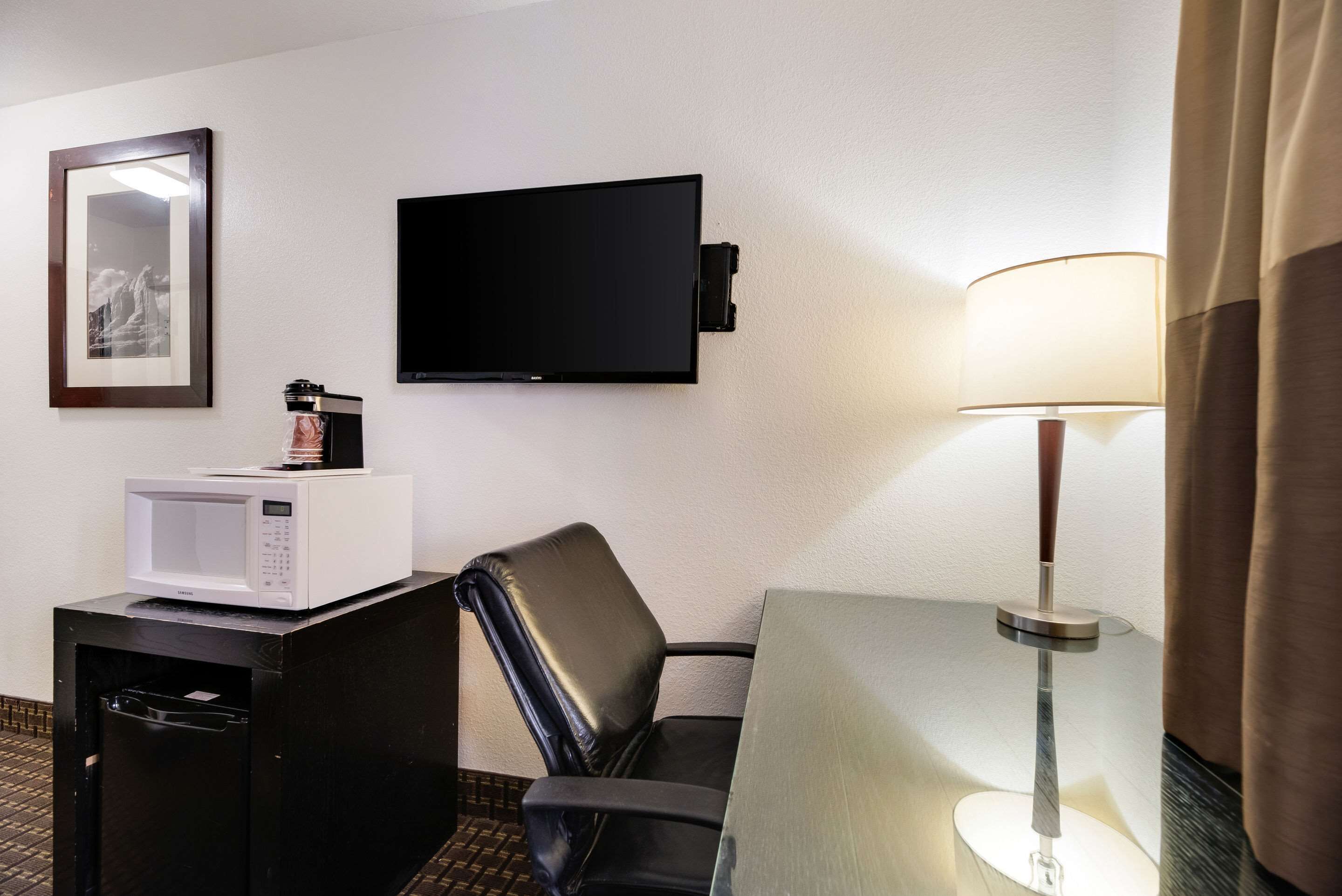 Econo Lodge Inn & Suites