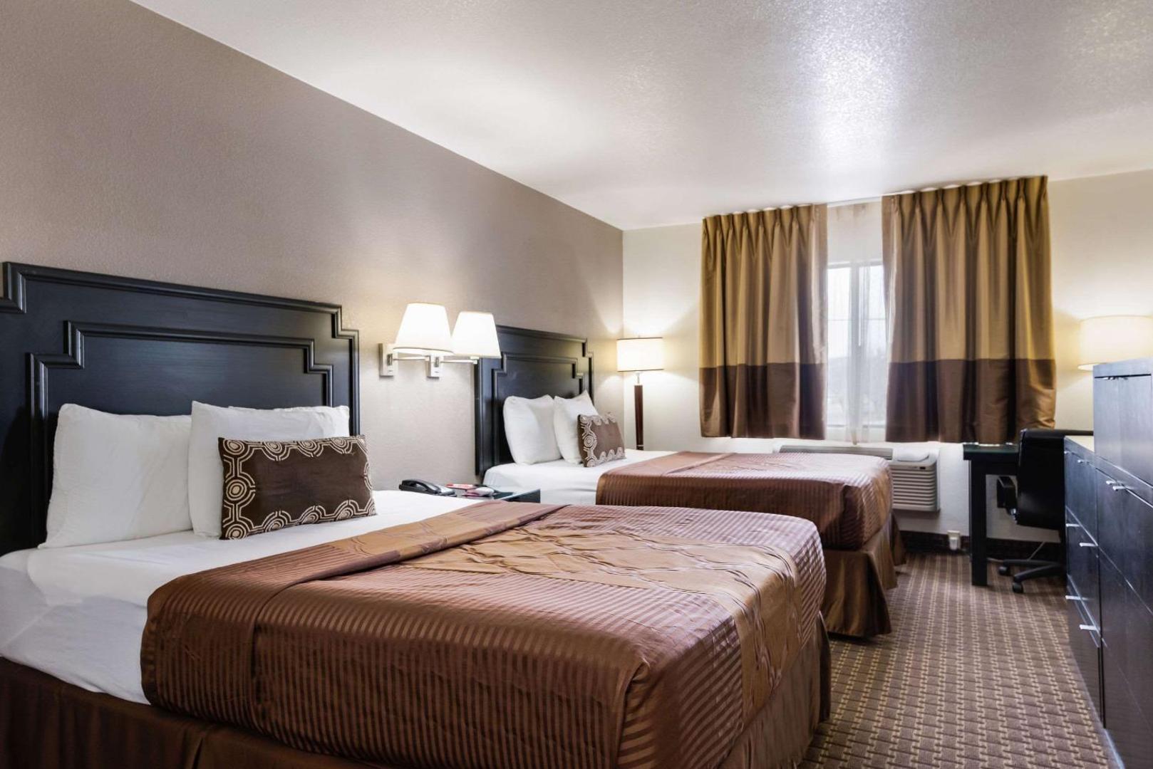 Econo Lodge Inn & Suites
