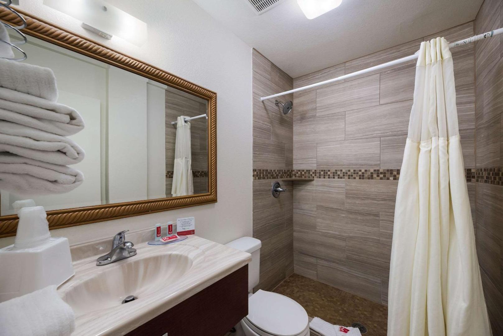 Econo Lodge Inn & Suites