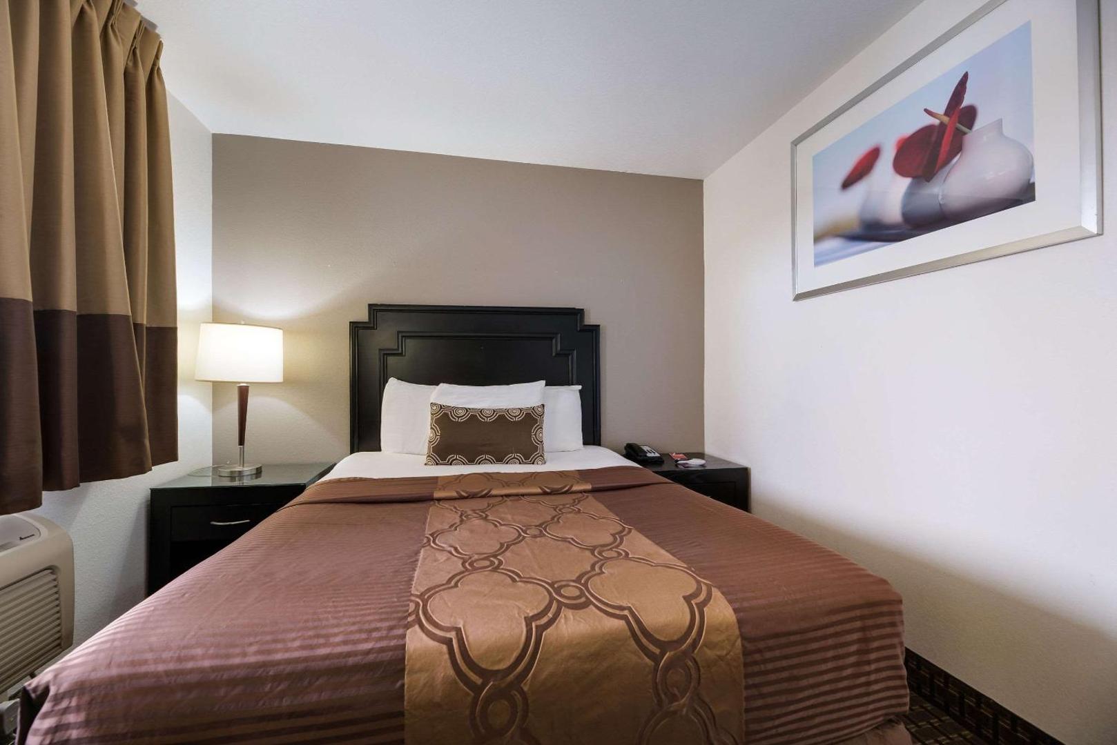Econo Lodge Inn & Suites