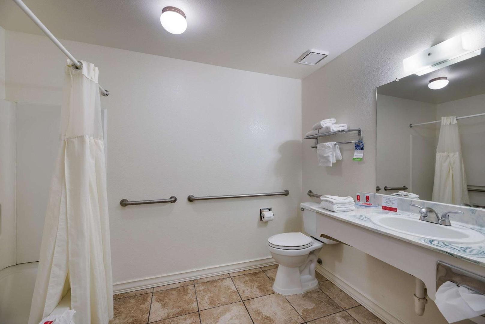 Econo Lodge Inn & Suites