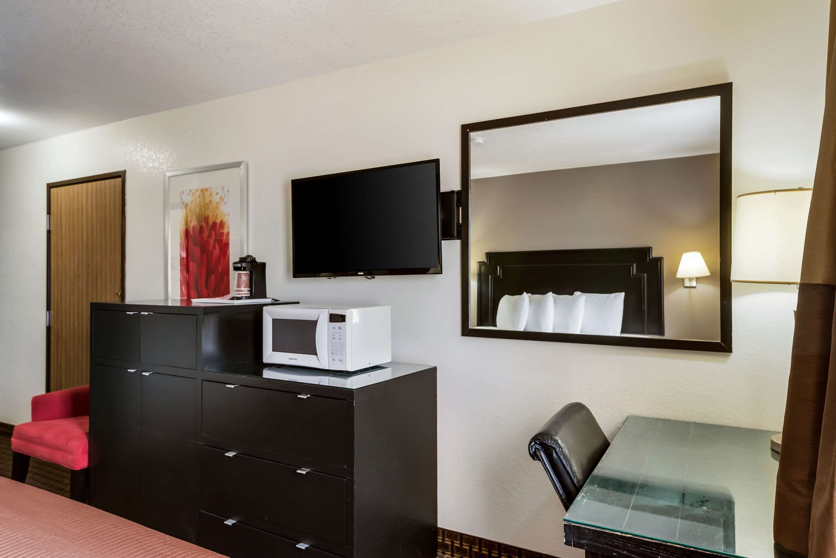 Econo Lodge Inn & Suites