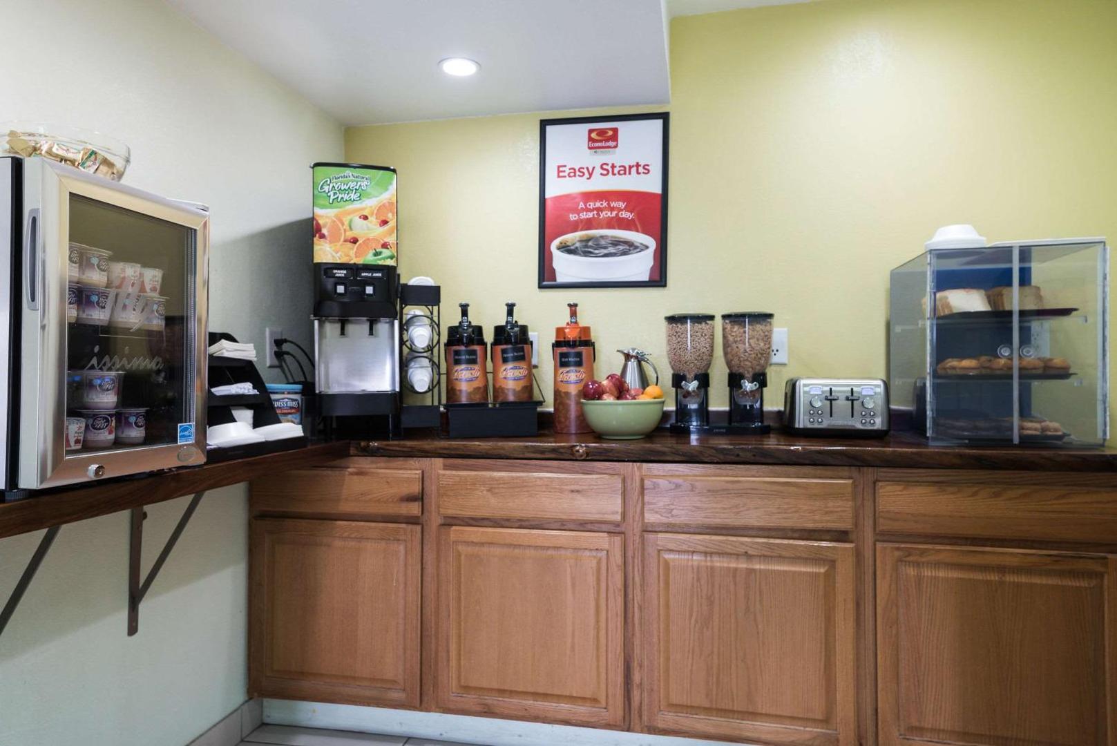 Econo Lodge Inn & Suites