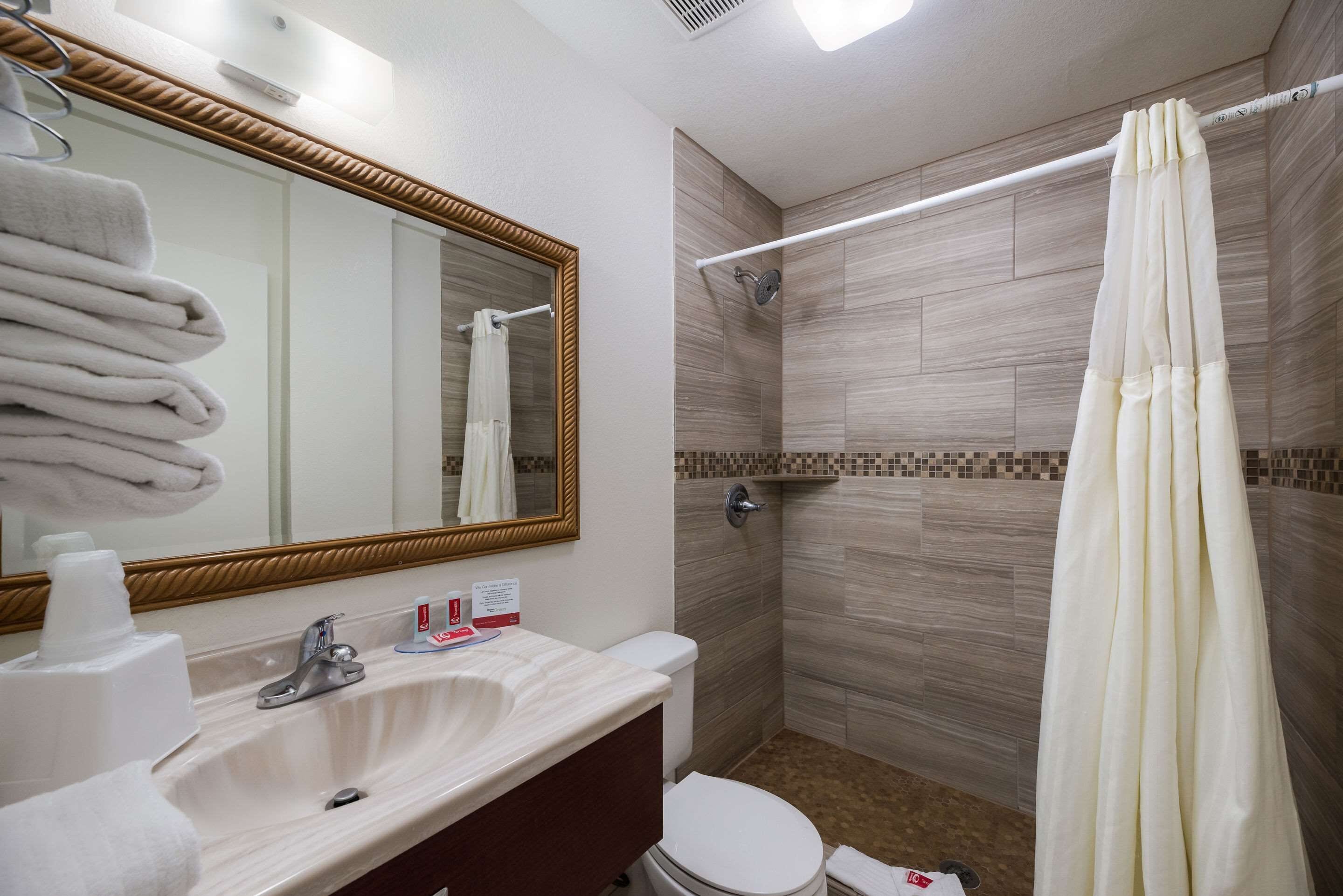 Econo Lodge Inn & Suites