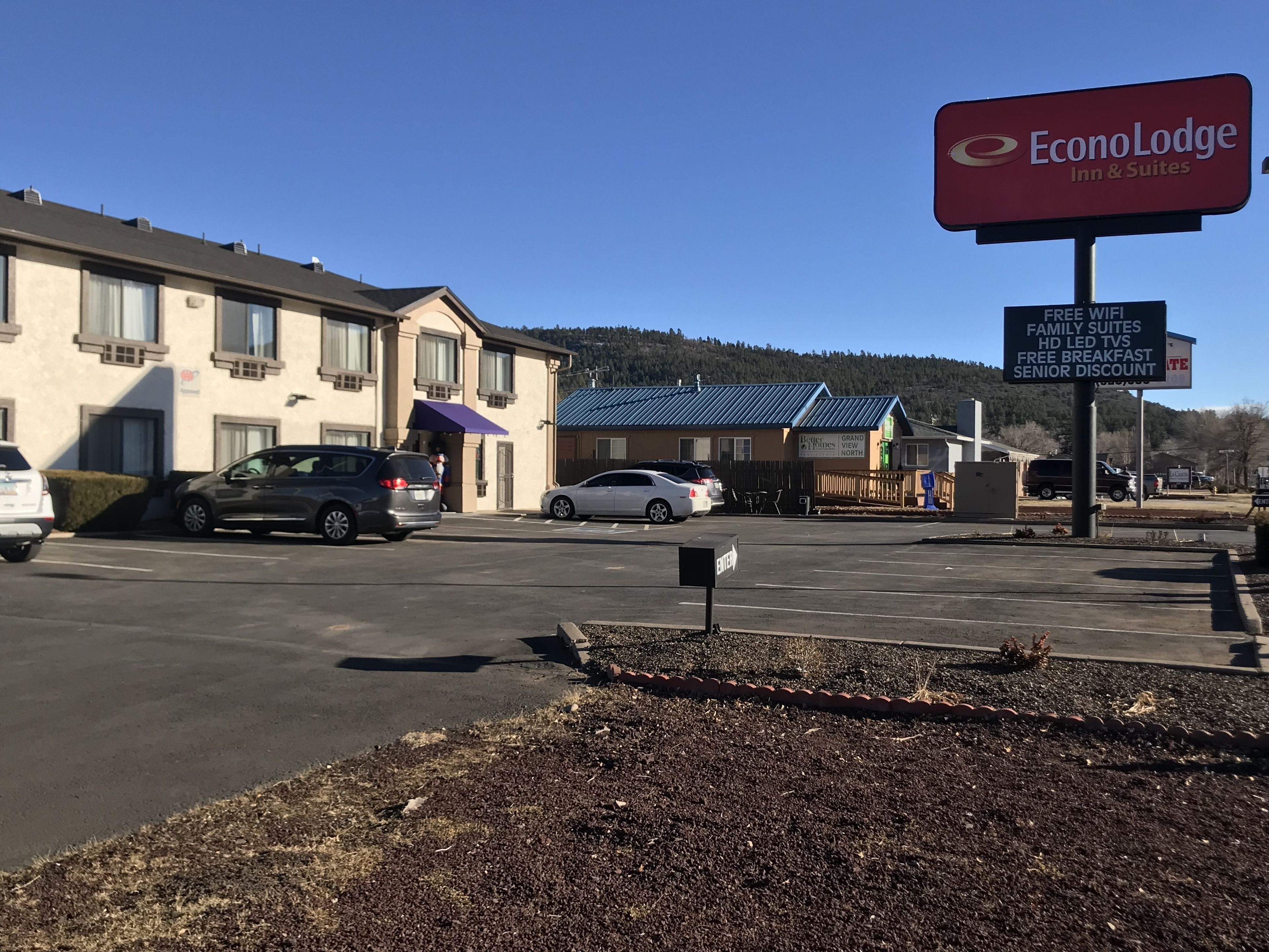 Econo Lodge Inn & Suites