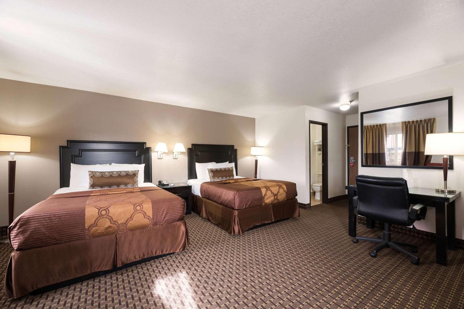 Econo Lodge Inn & Suites
