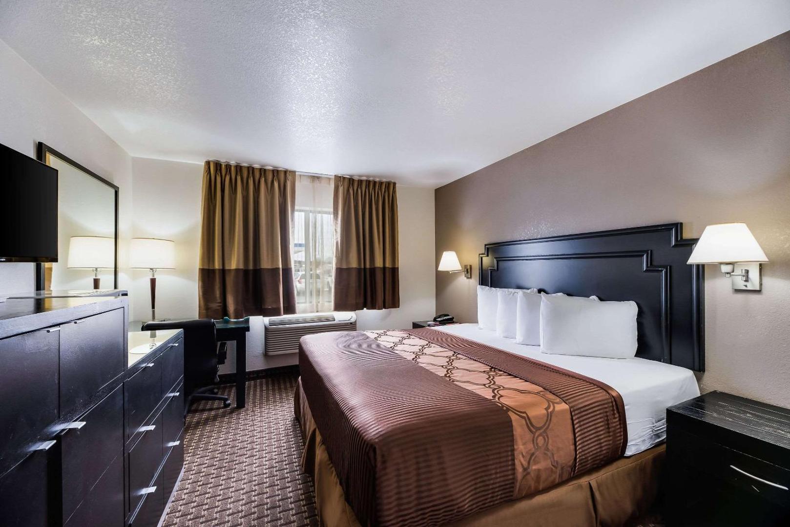 Econo Lodge Inn & Suites