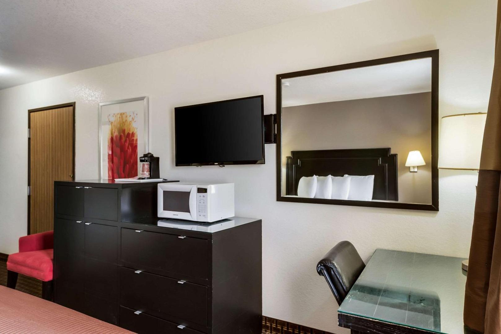 Econo Lodge Inn & Suites