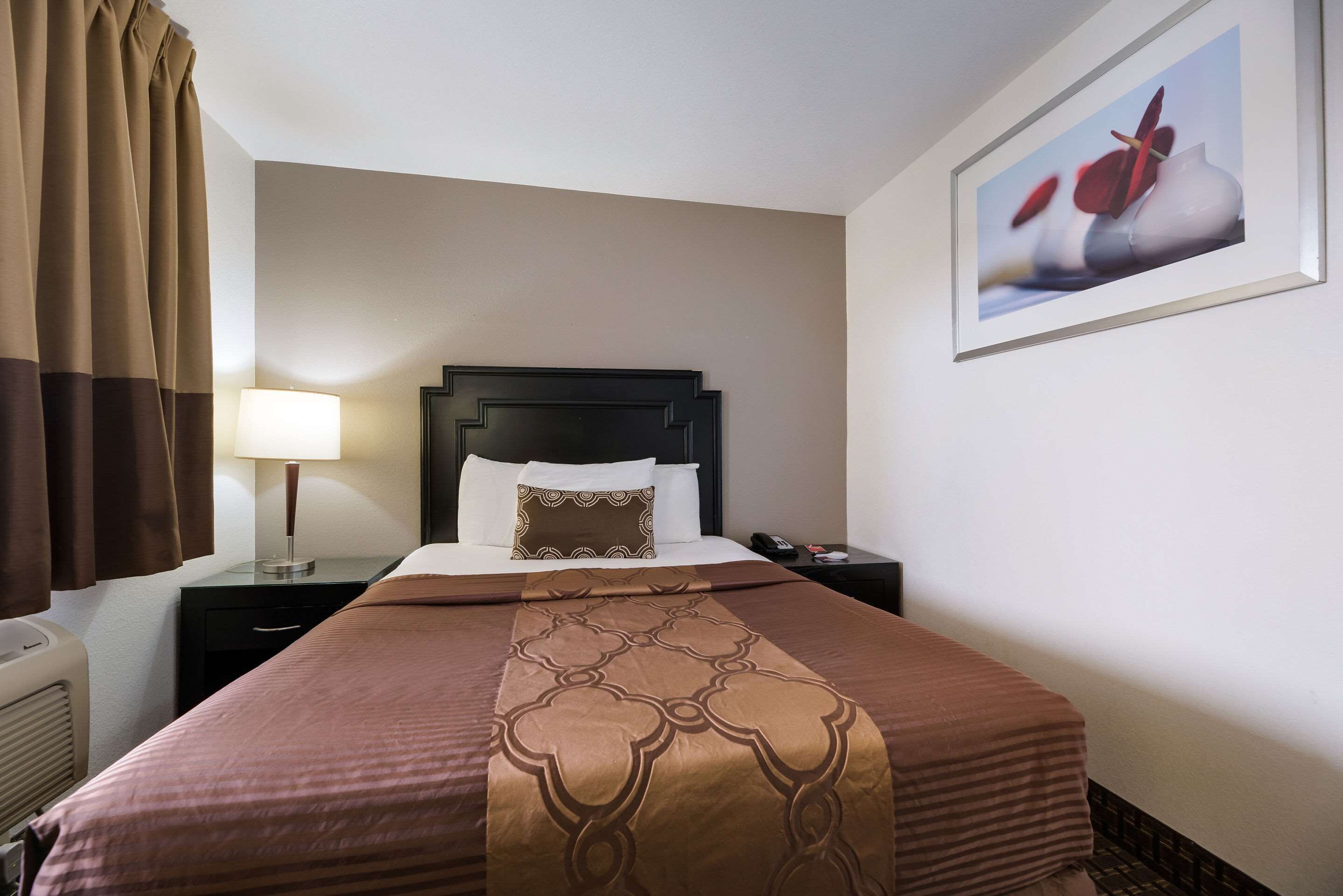 Econo Lodge Inn & Suites