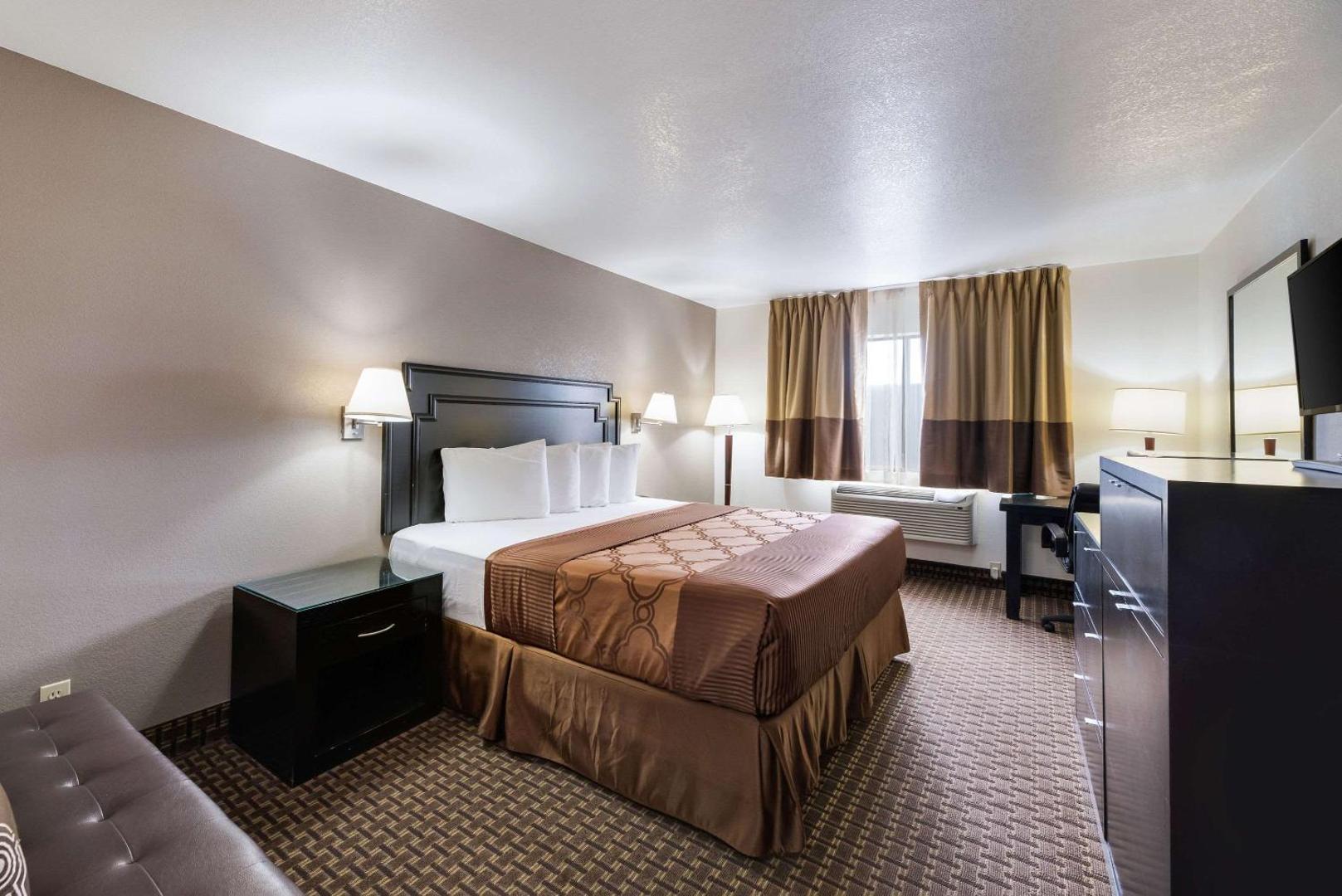 Econo Lodge Inn & Suites