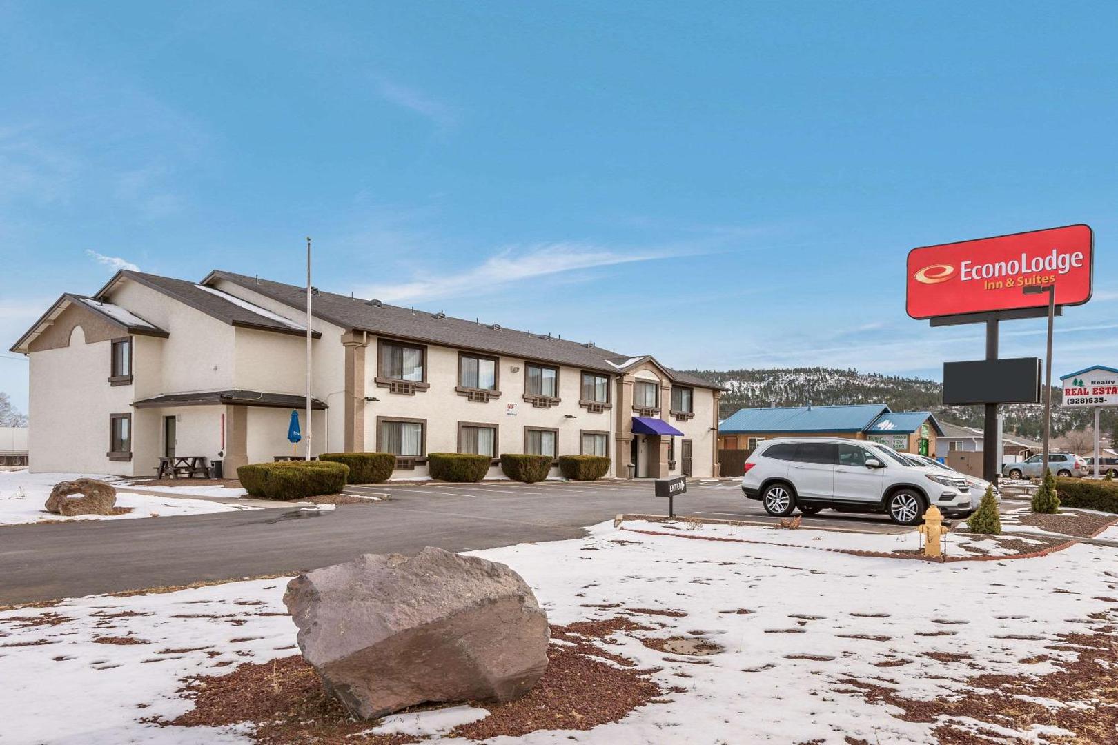 Econo Lodge Inn & Suites