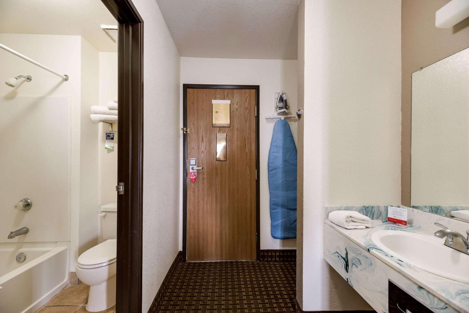 Econo Lodge Inn & Suites