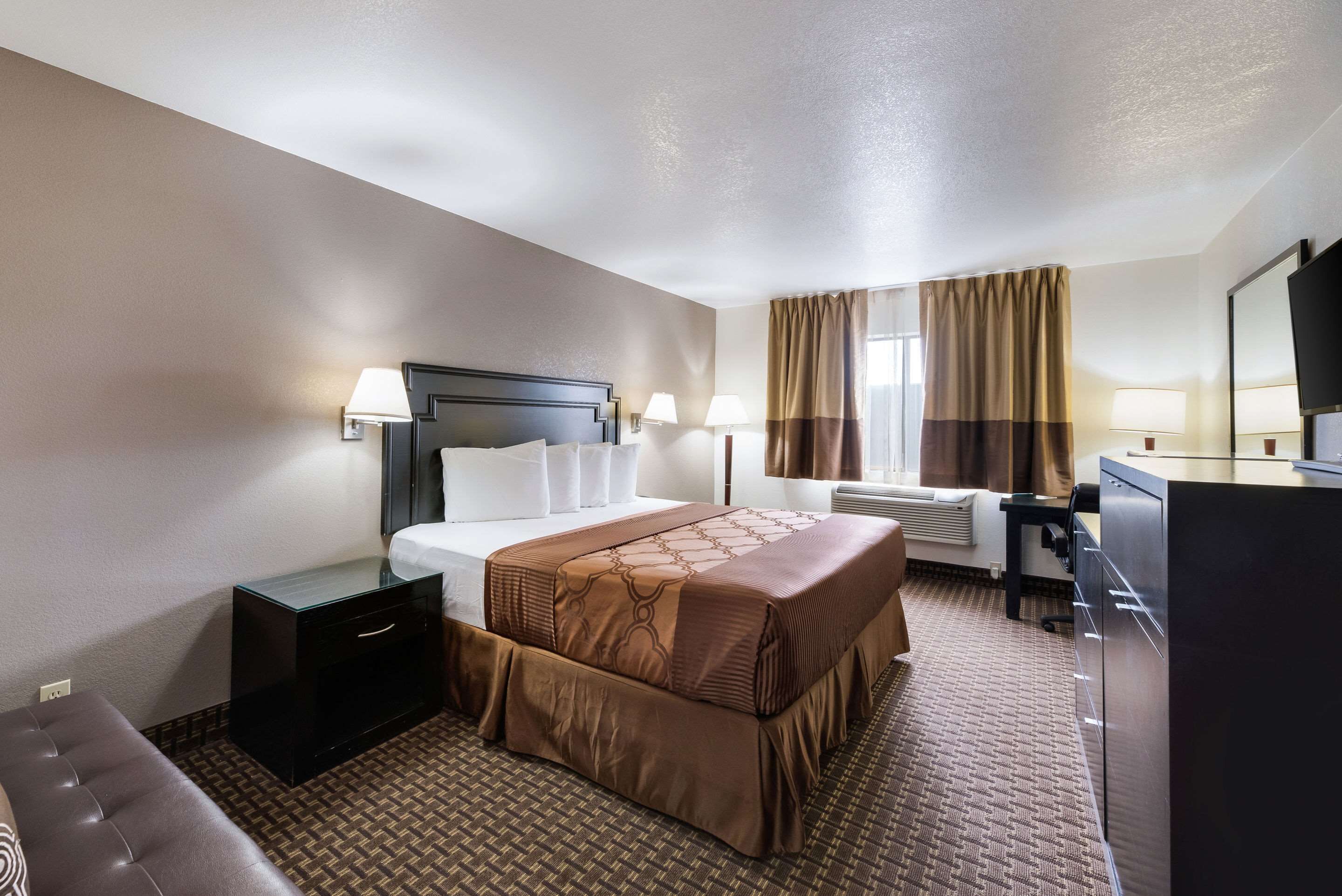 Econo Lodge Inn & Suites