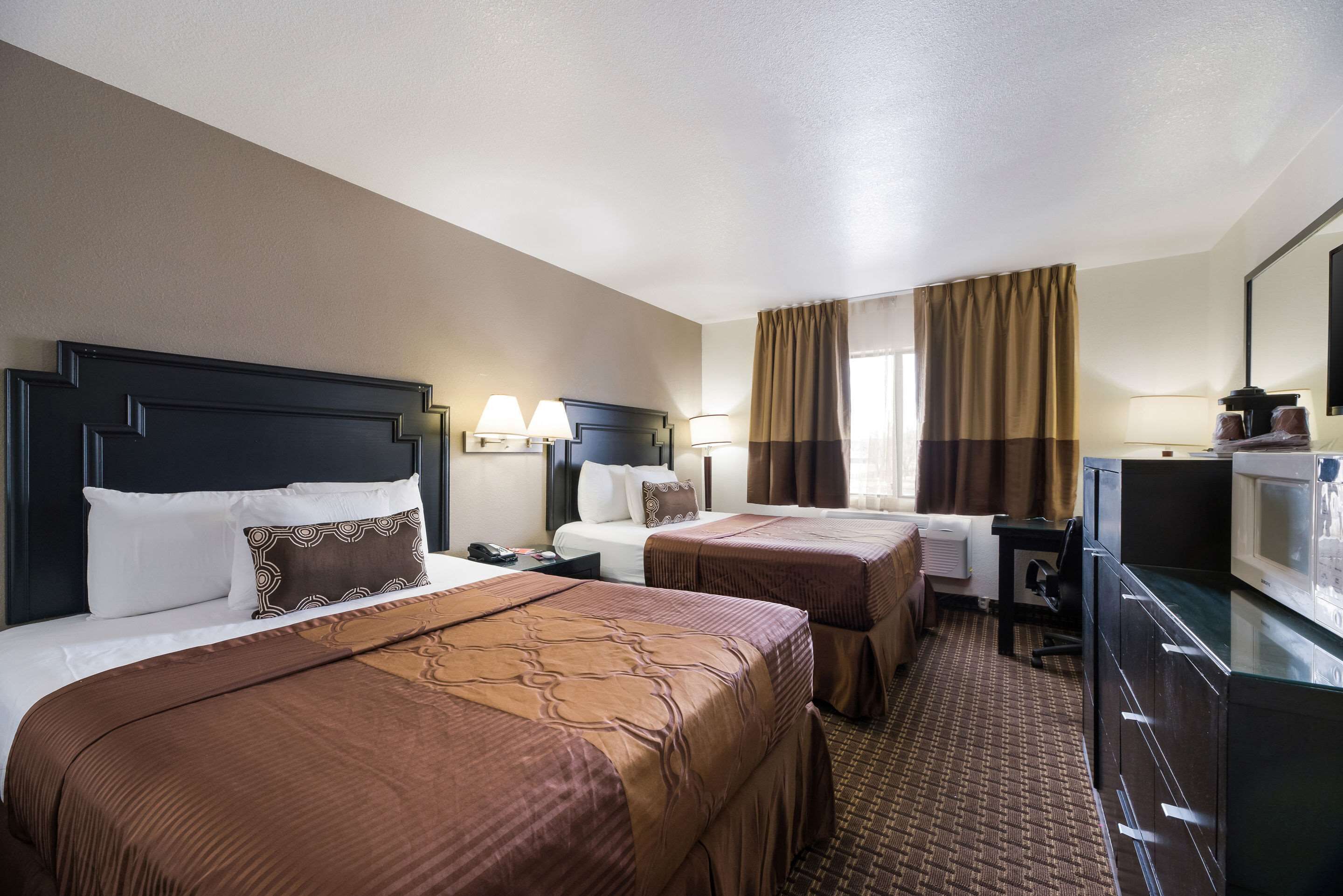 Econo Lodge Inn & Suites