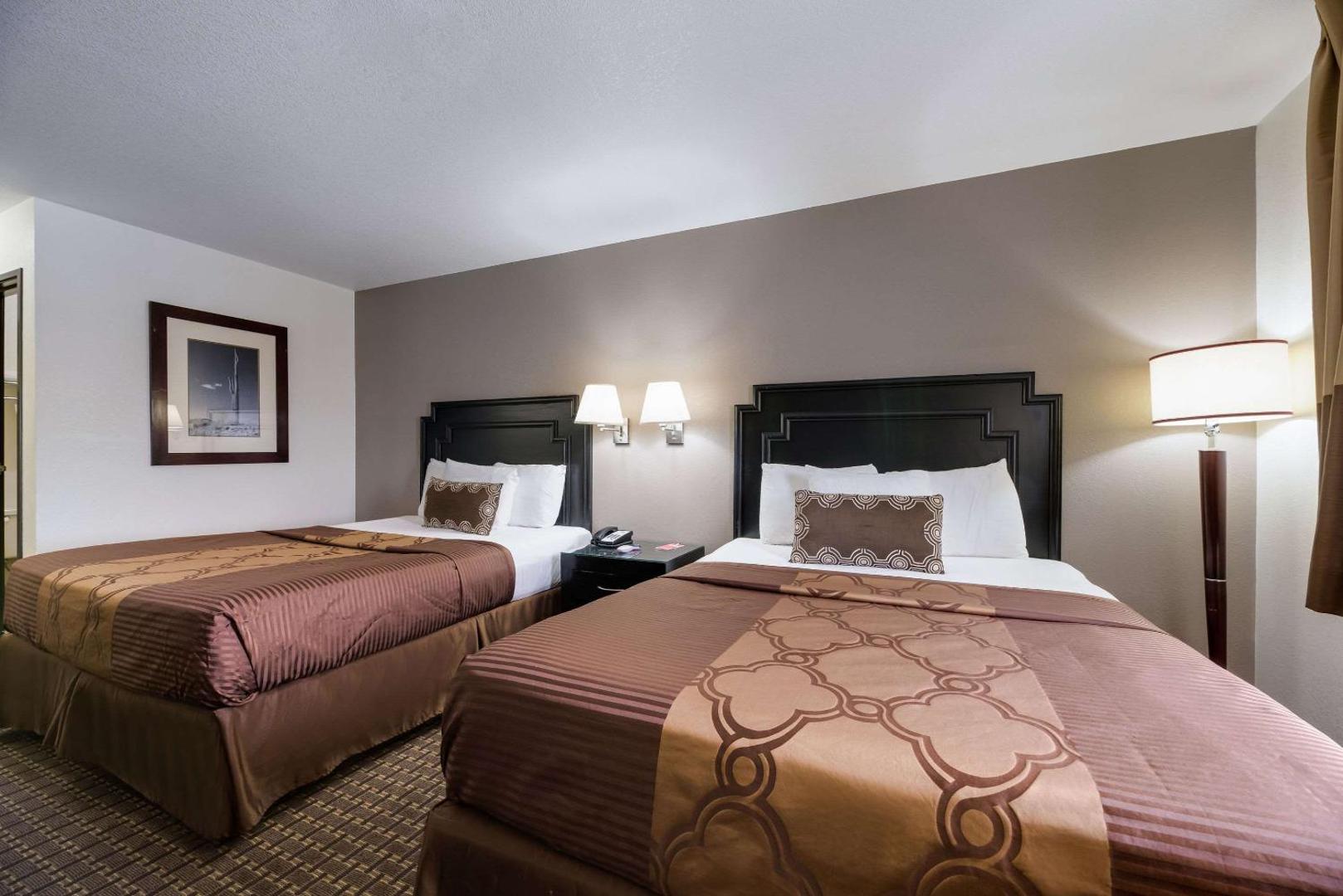 Econo Lodge Inn & Suites
