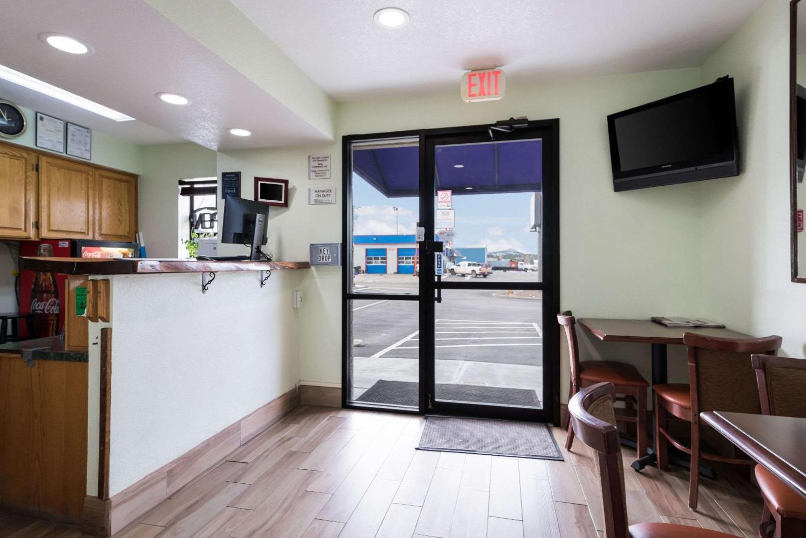 Econo Lodge Inn & Suites