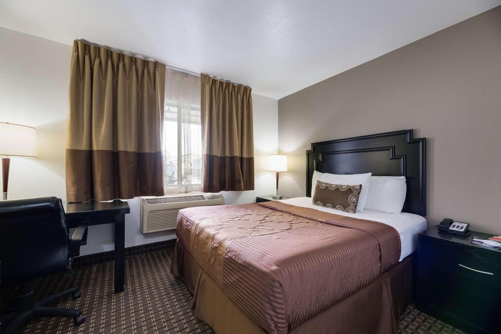 Econo Lodge Inn & Suites