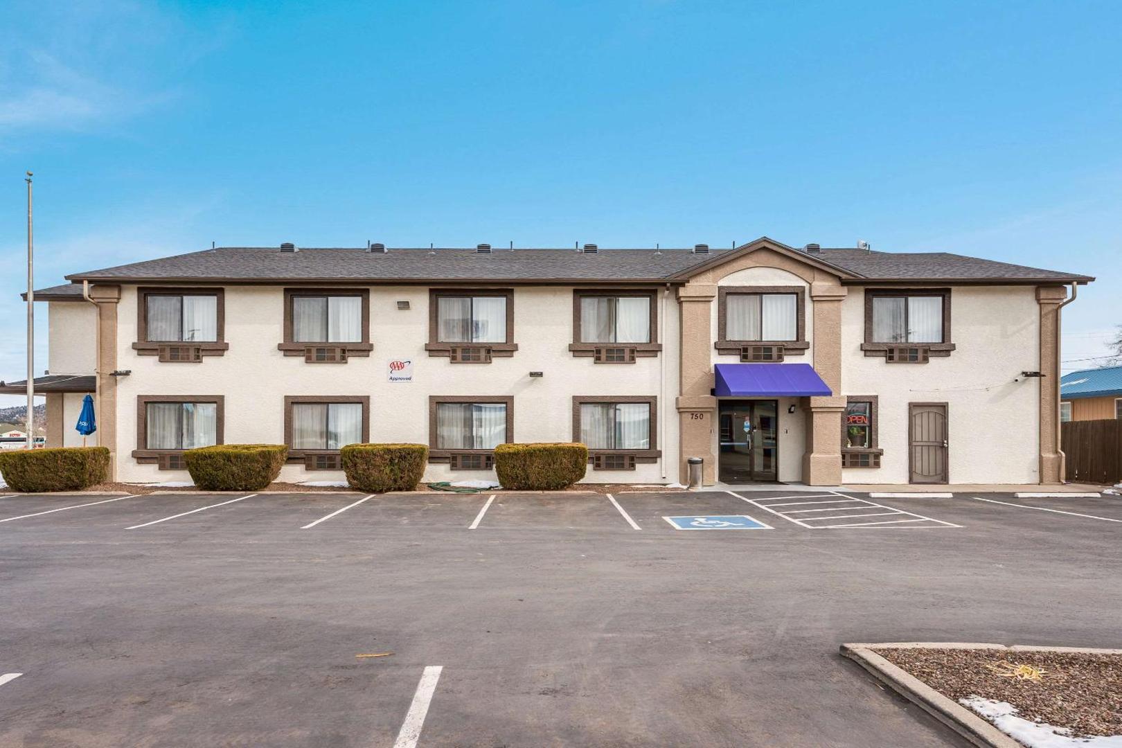 Econo Lodge Inn & Suites