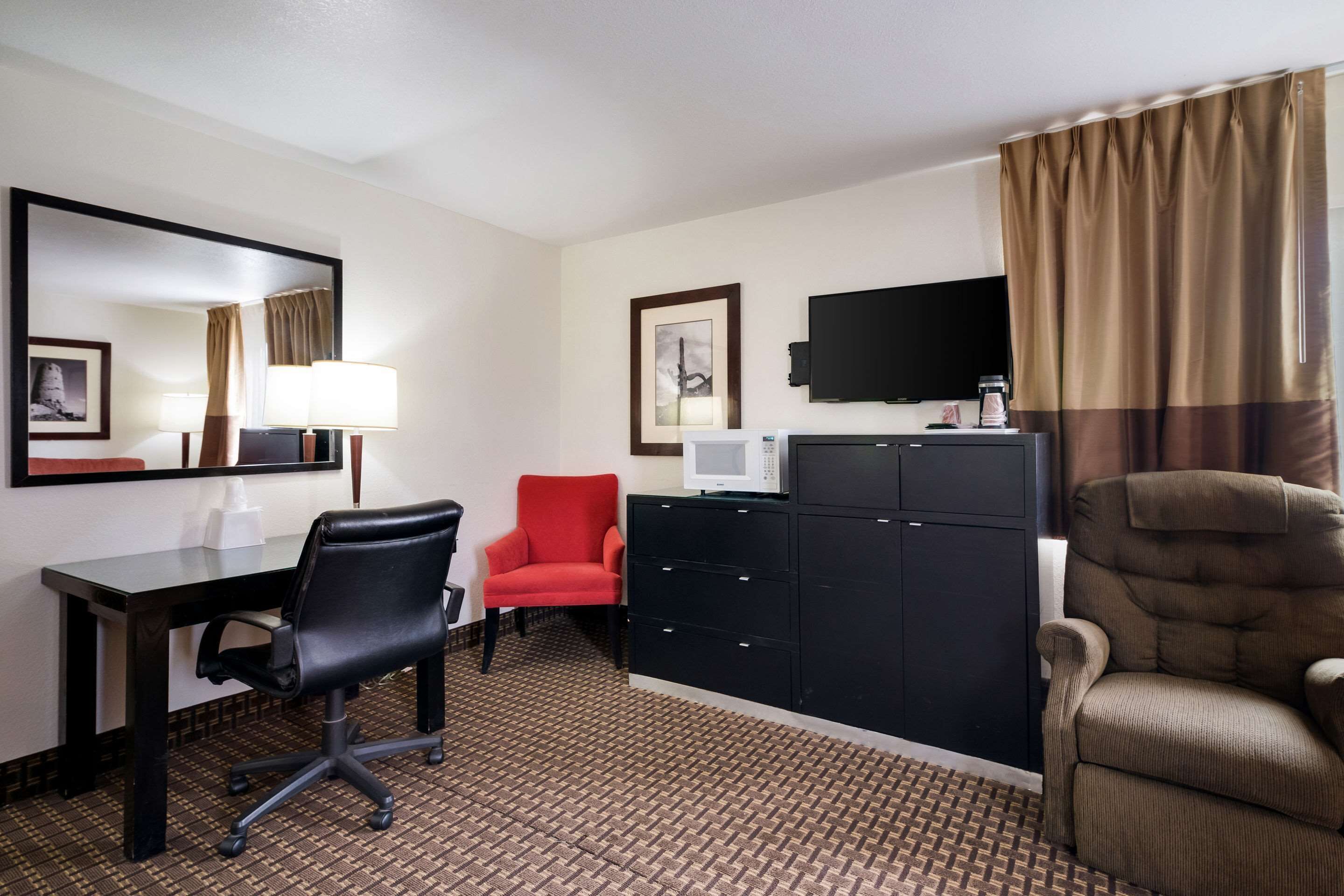 Econo Lodge Inn & Suites