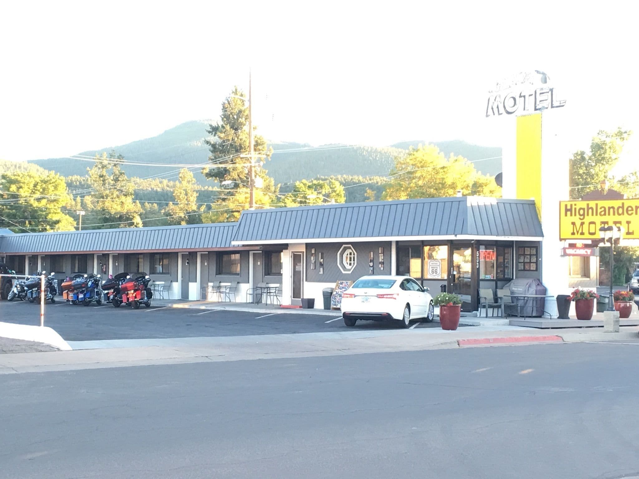 Highlander Motel