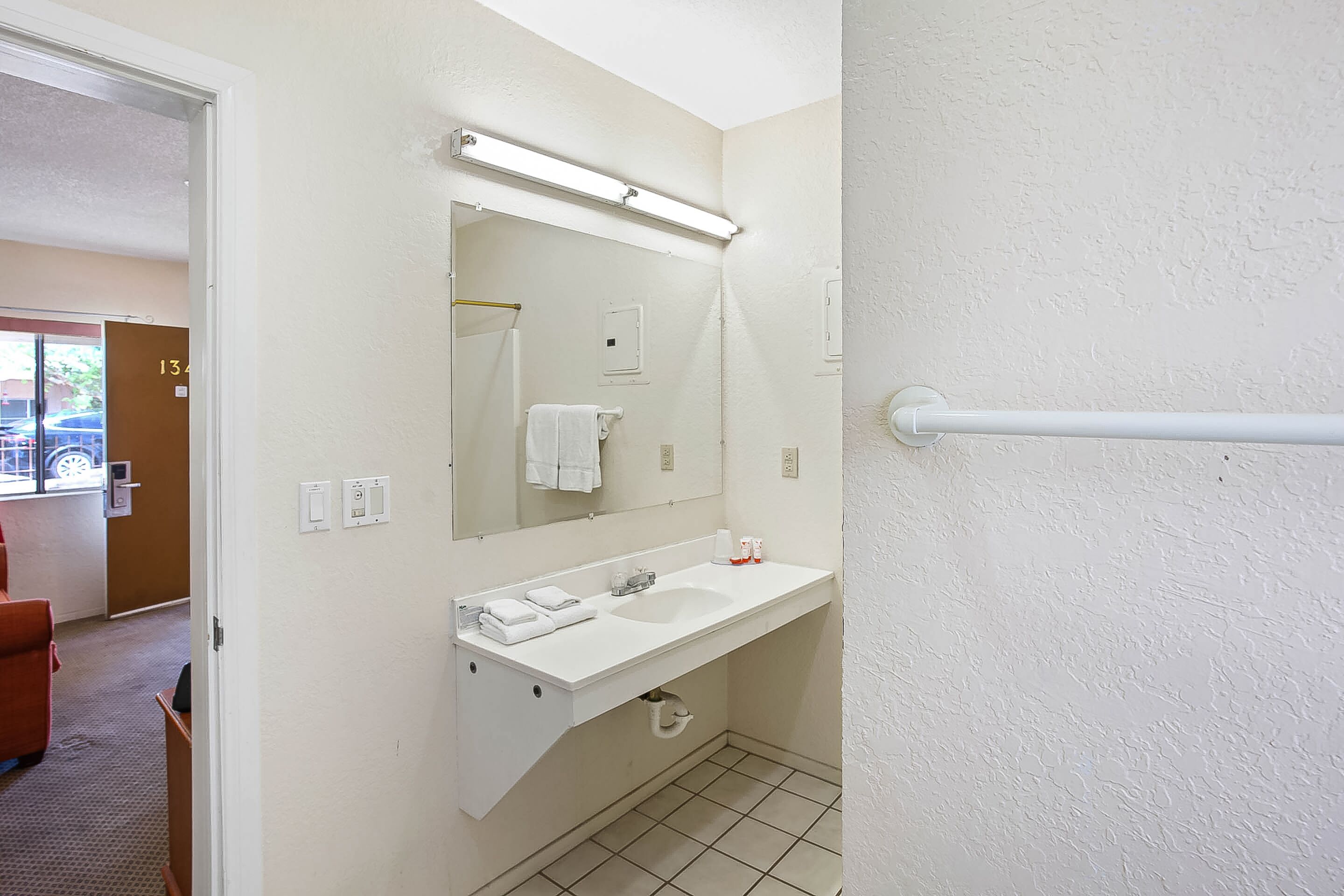 Arizona Inn & Suites by OYO Rooms