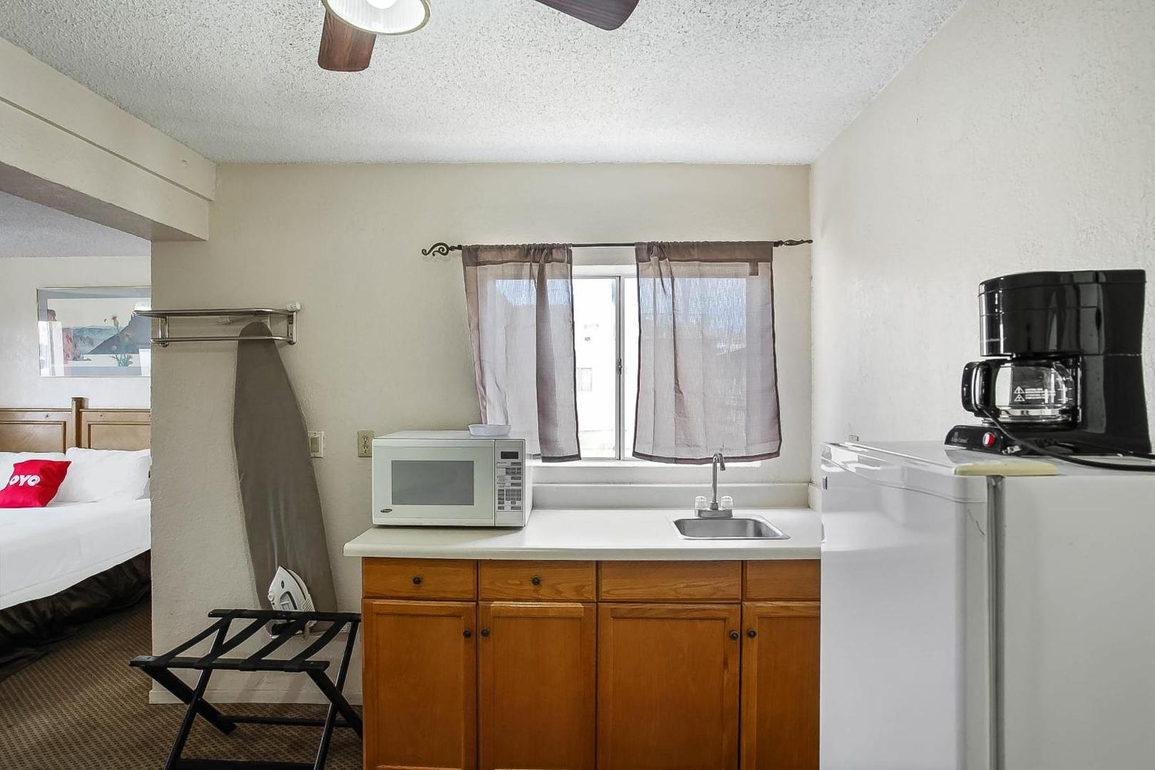 Arizona Inn & Suites by OYO Rooms