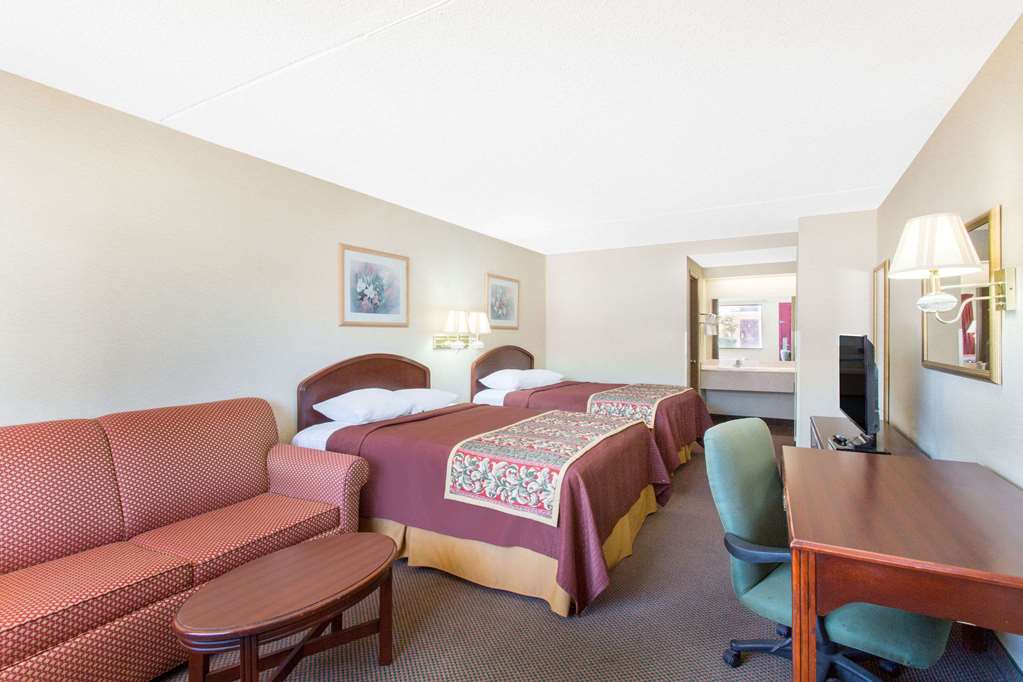 Days Inn & Suites by Wyndham Bentonville