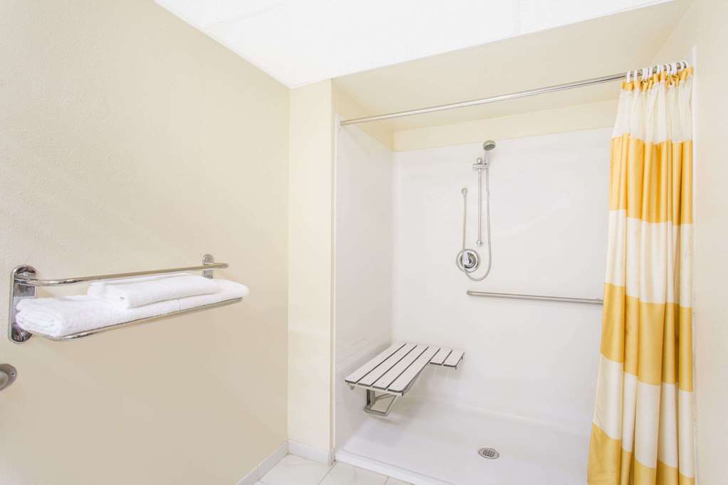 Days Inn & Suites by Wyndham Bentonville
