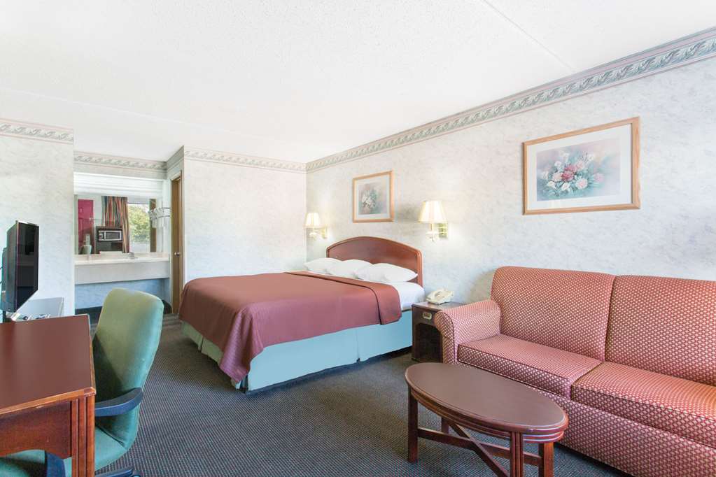 Days Inn & Suites by Wyndham Bentonville