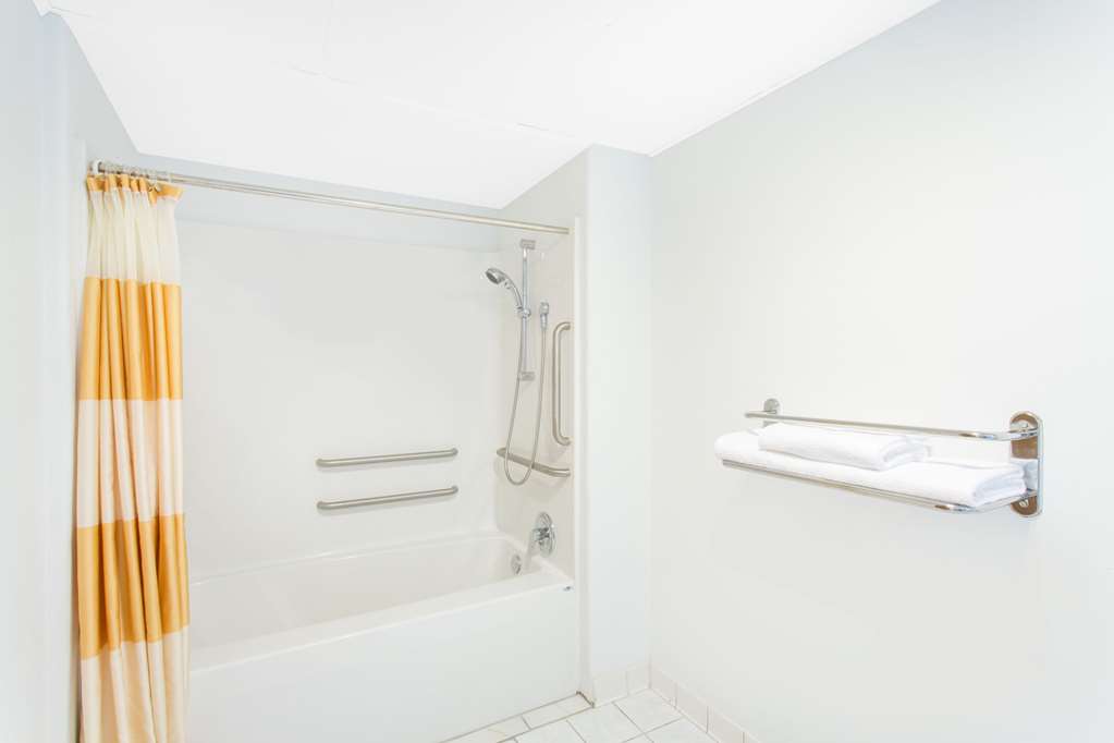 Days Inn & Suites by Wyndham Bentonville