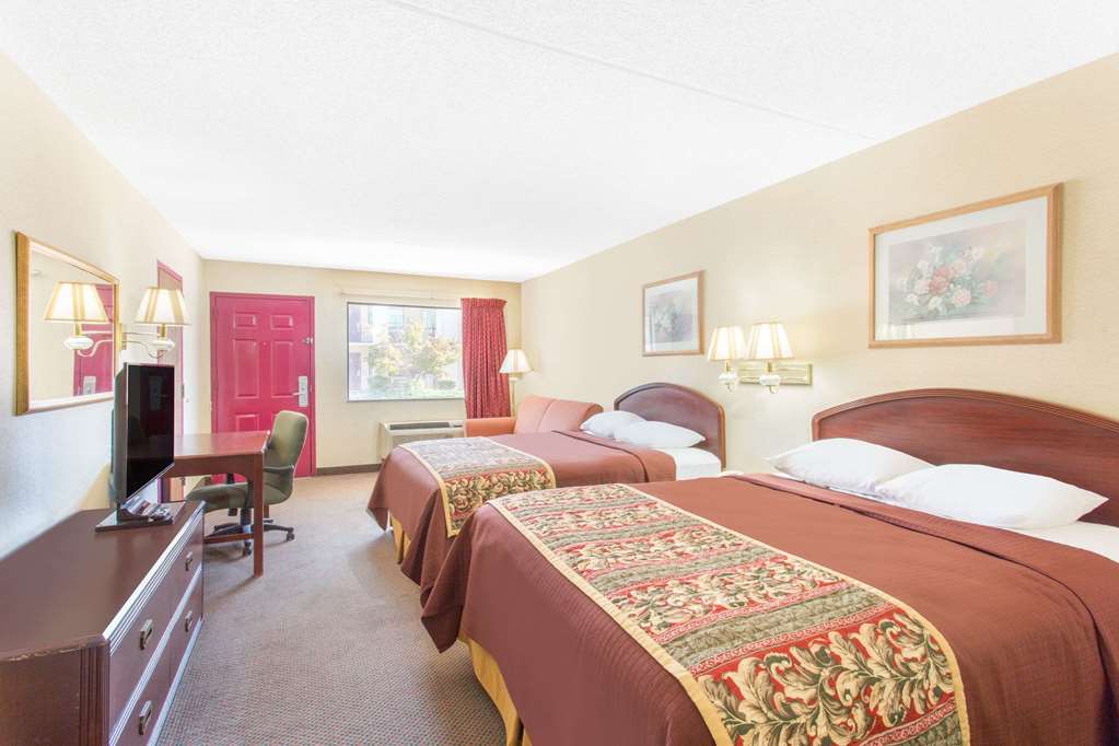 Days Inn & Suites by Wyndham Bentonville