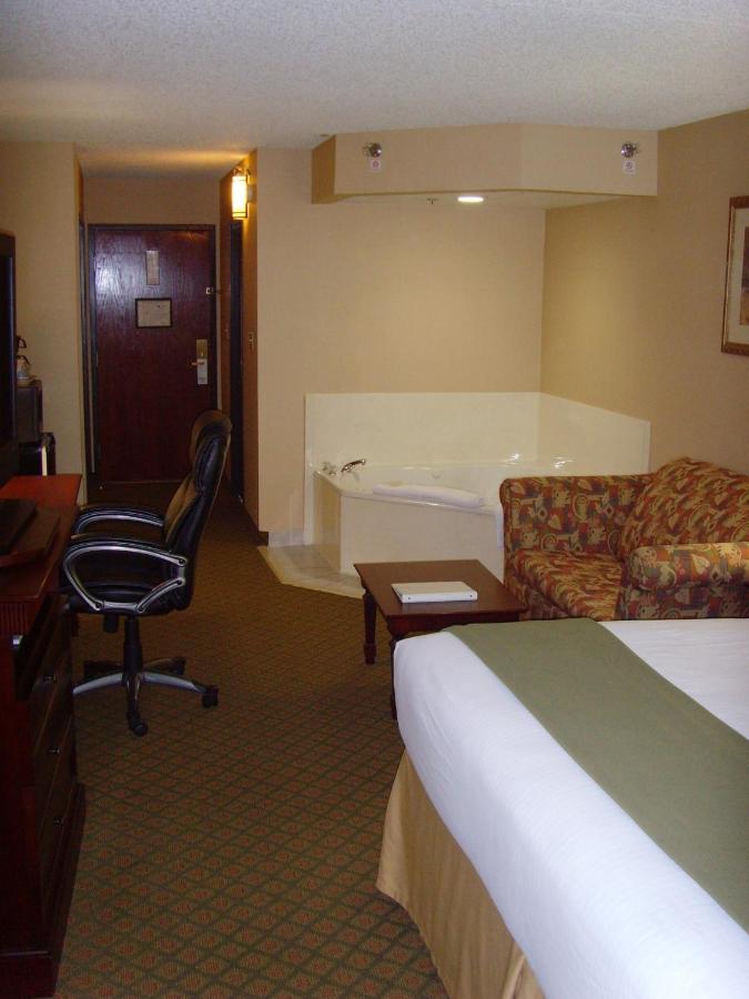 Holiday Inn Express & Suites Bentonville