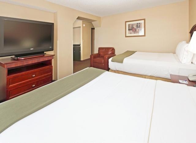 Holiday Inn Express & Suites Bentonville