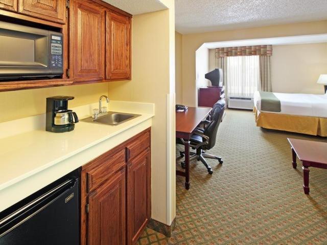 Holiday Inn Express & Suites Bentonville