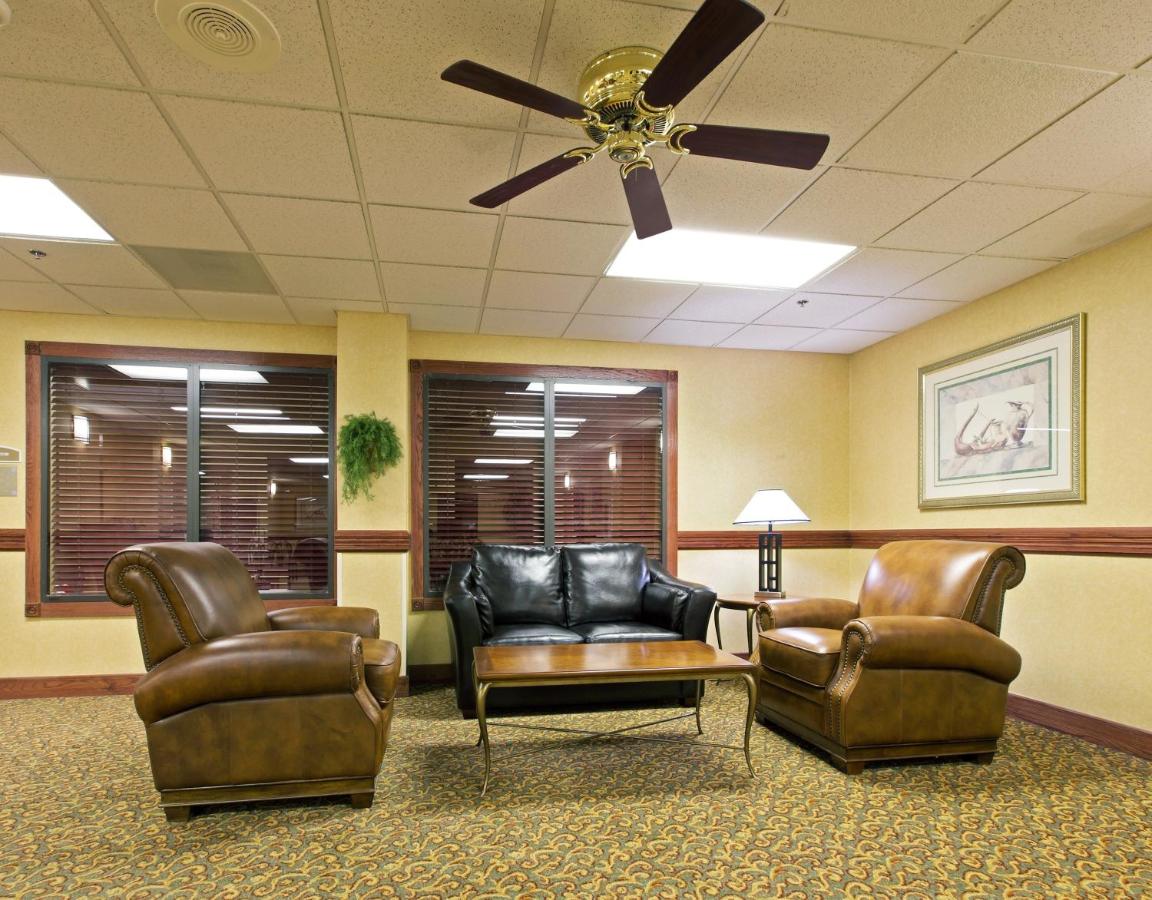 Holiday Inn Express & Suites Bentonville
