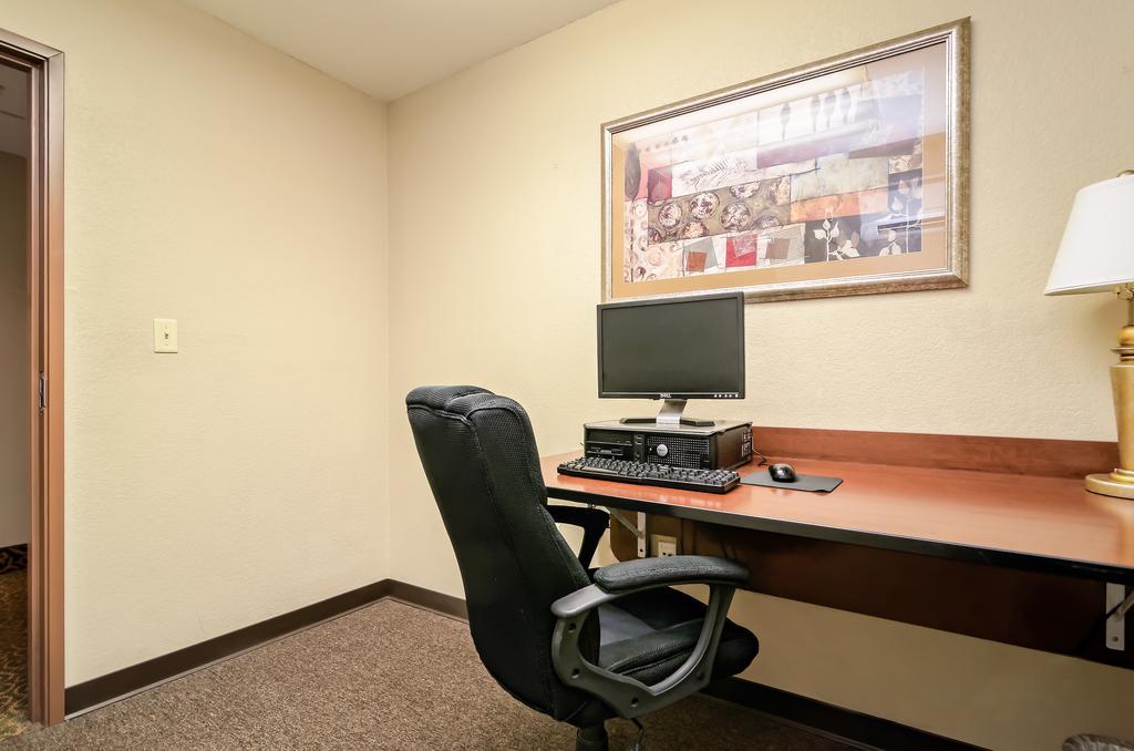 HomeTowne Studios & Suites Bentonville