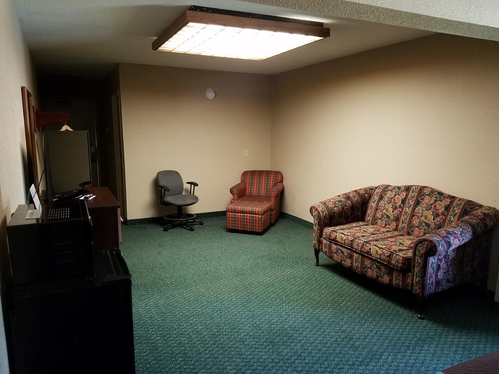 Super 8 by Wyndham Bentonville