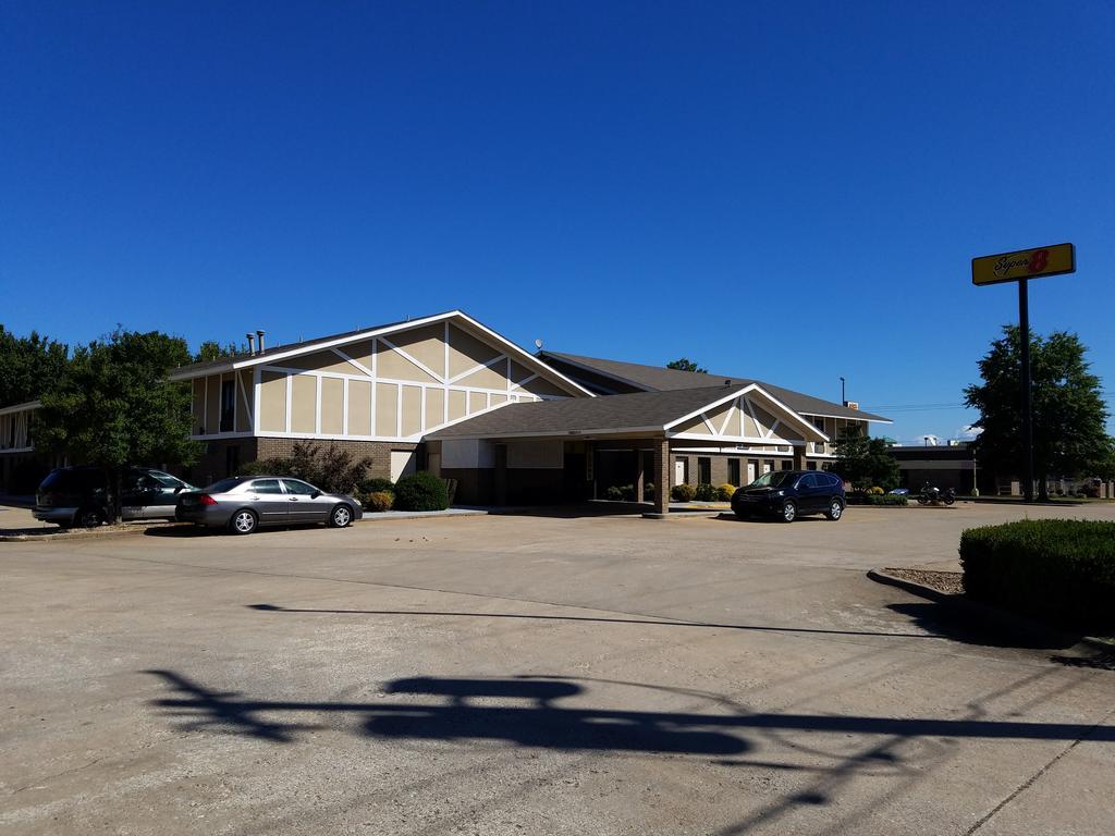 Super 8 by Wyndham Bentonville