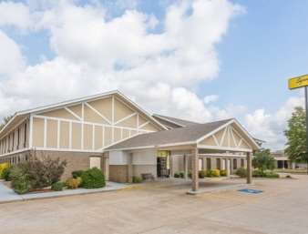Super 8 by Wyndham Bentonville