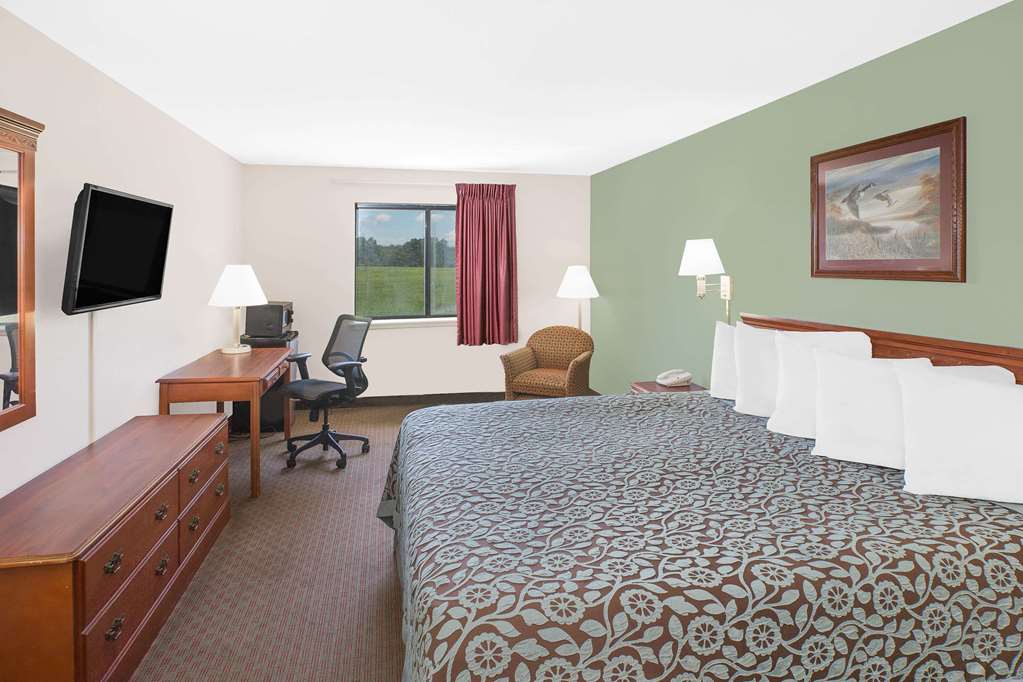 Days Inn & Suites by Wyndham Brinkley
