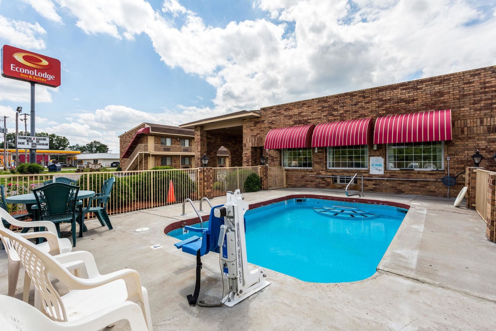 Econo Lodge & Suites