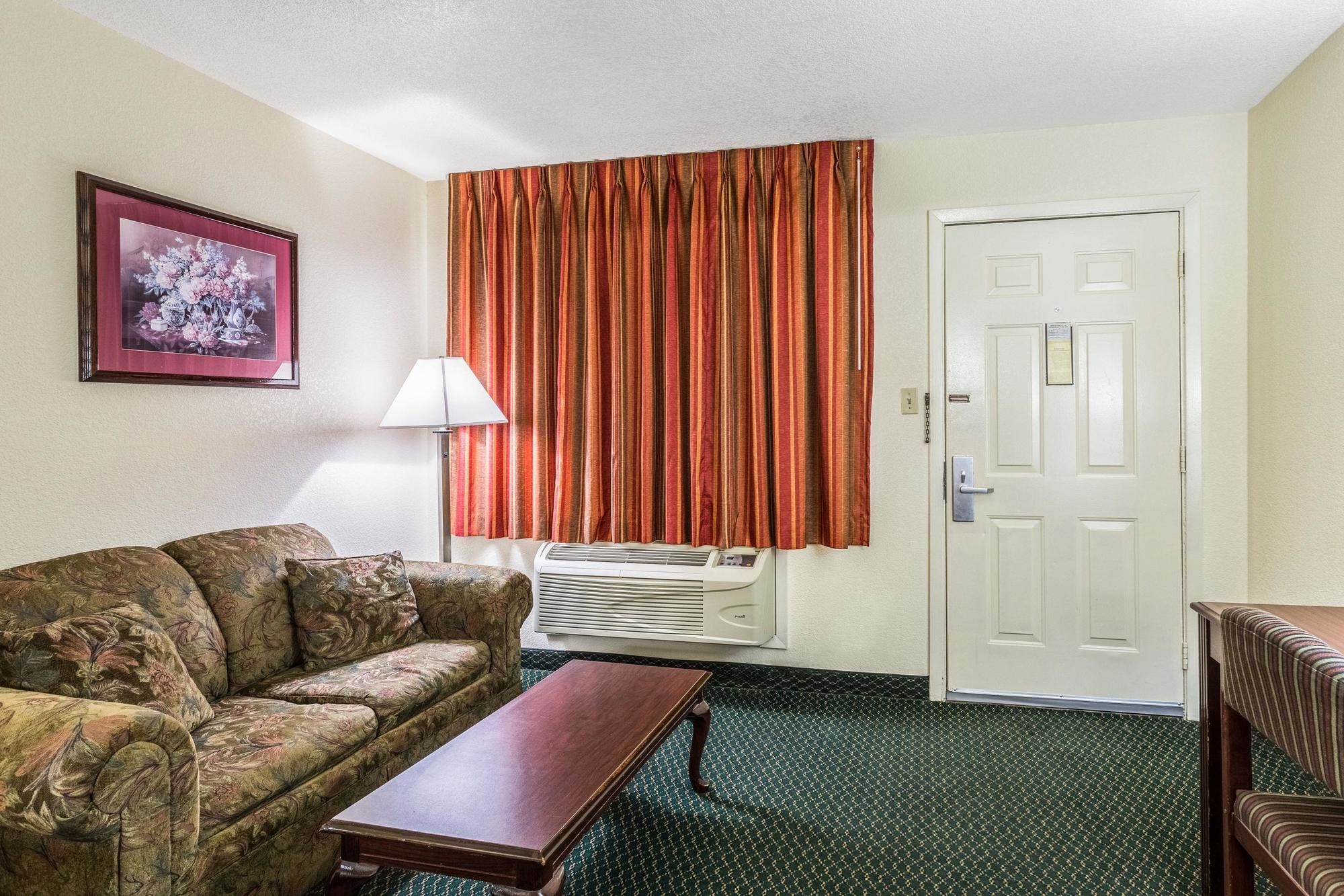 Econo Lodge & Suites