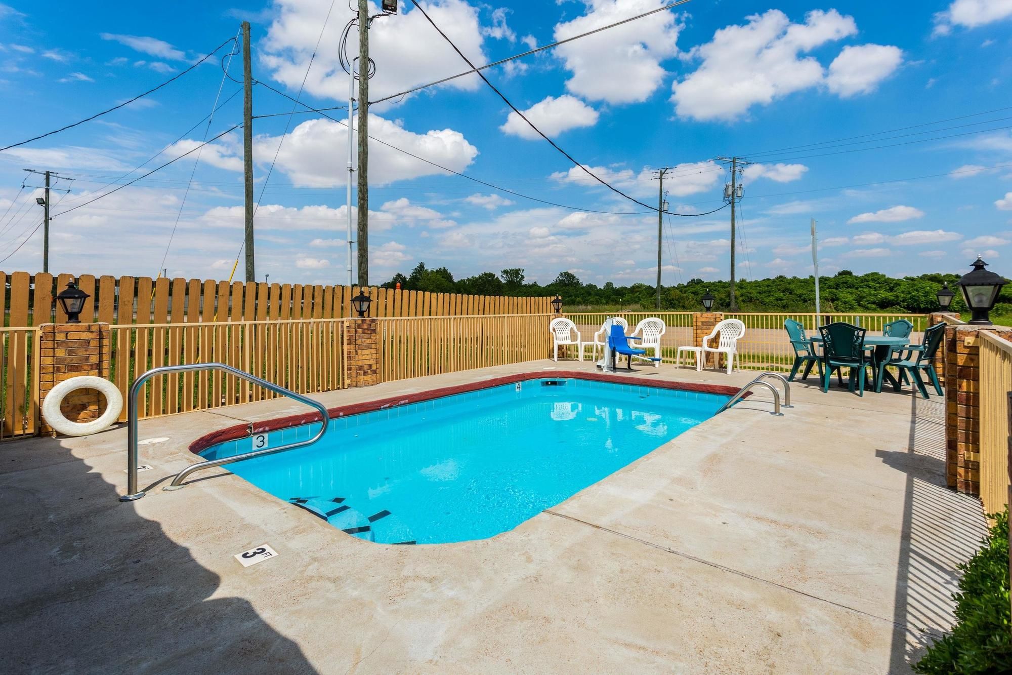 Econo Lodge & Suites