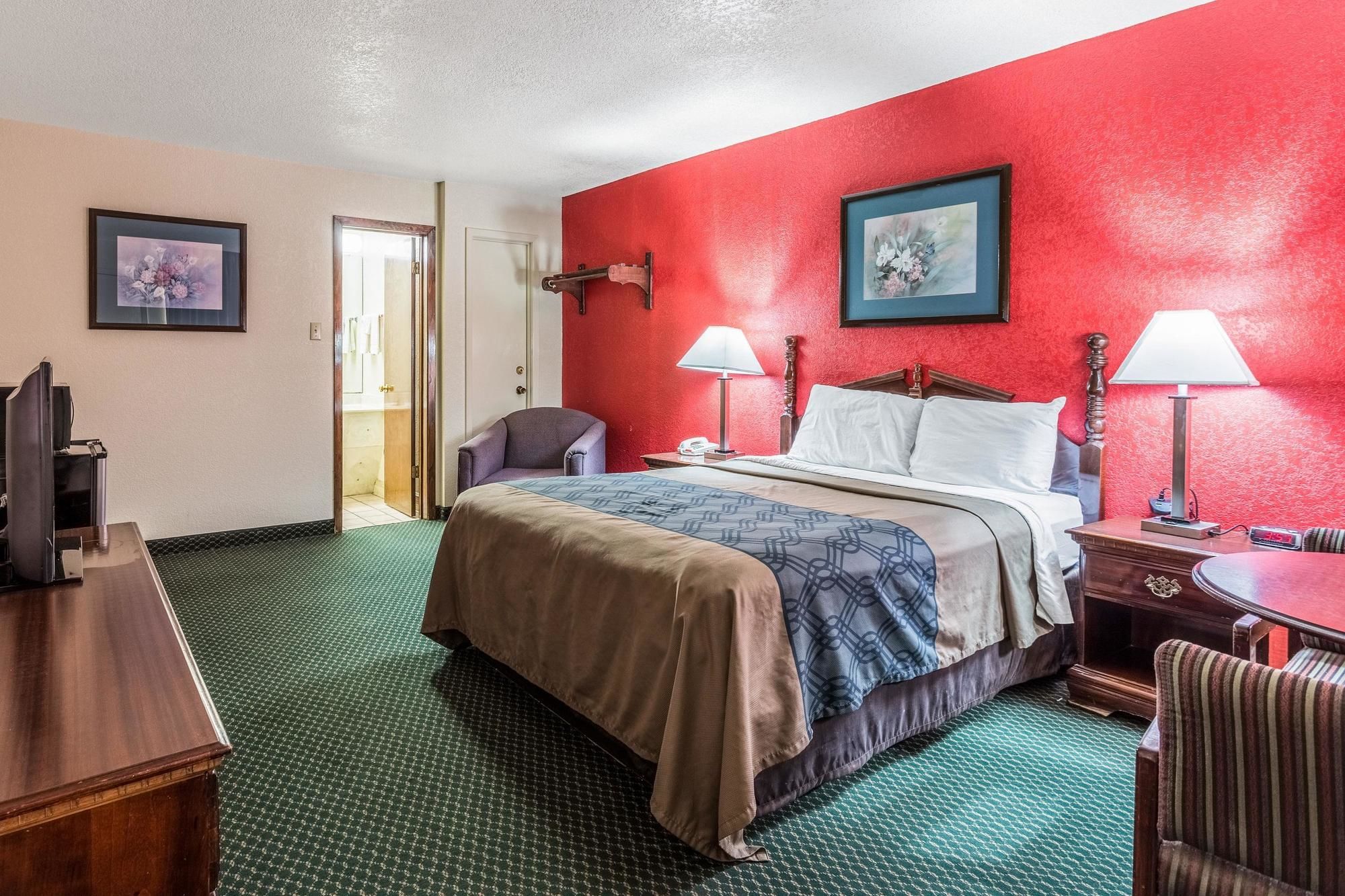 Econo Lodge & Suites