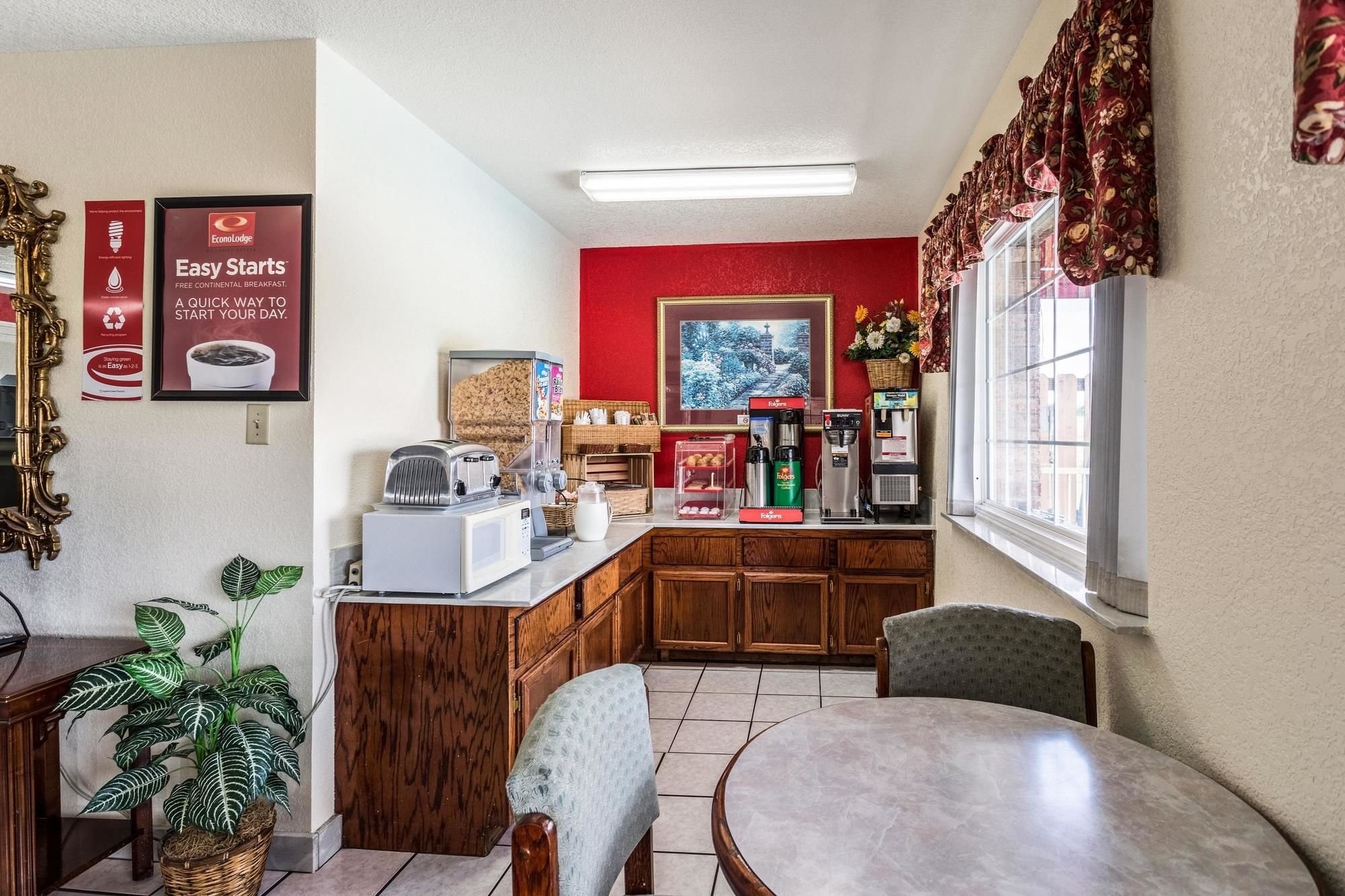 Econo Lodge & Suites