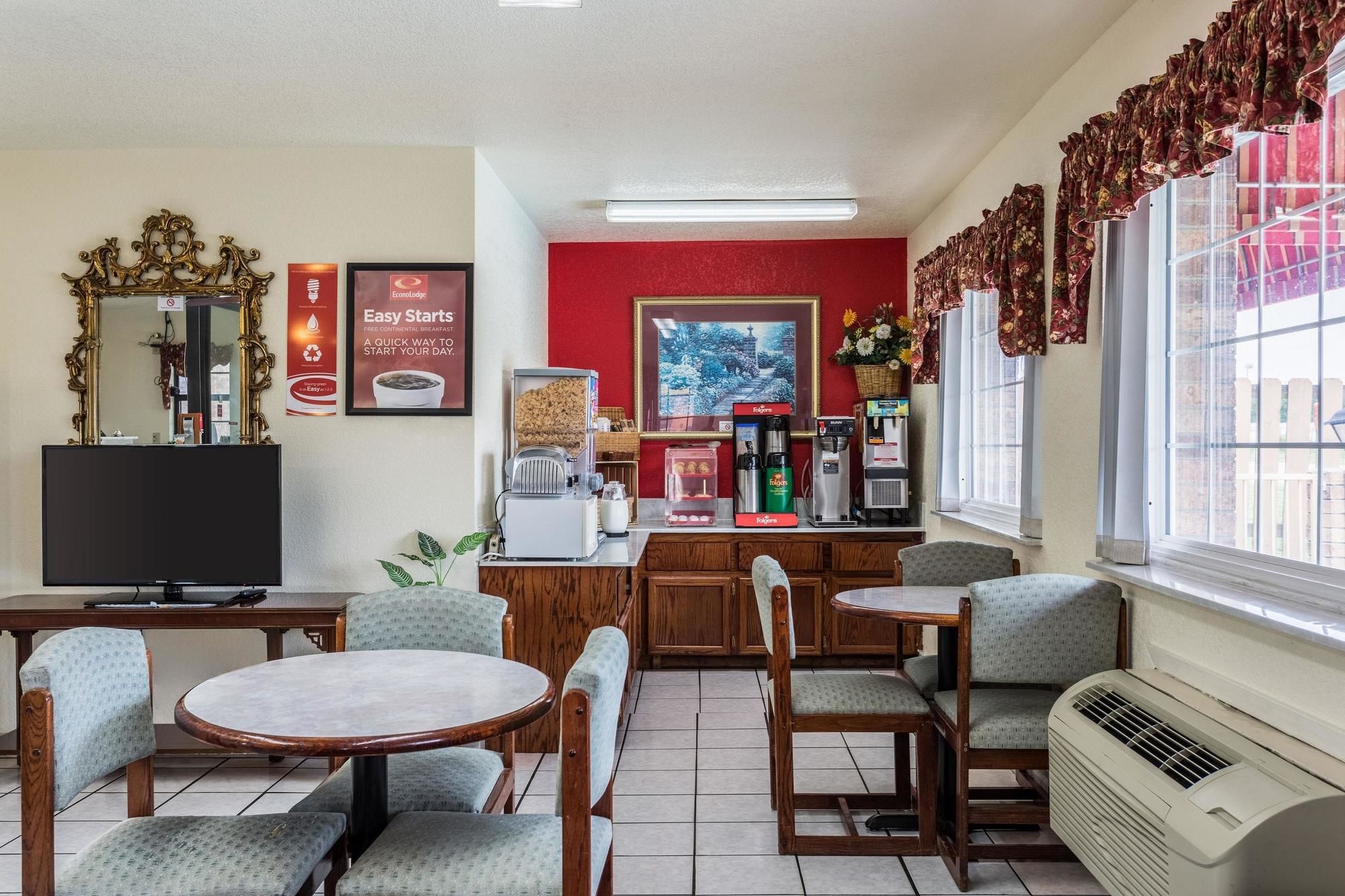 Econo Lodge & Suites