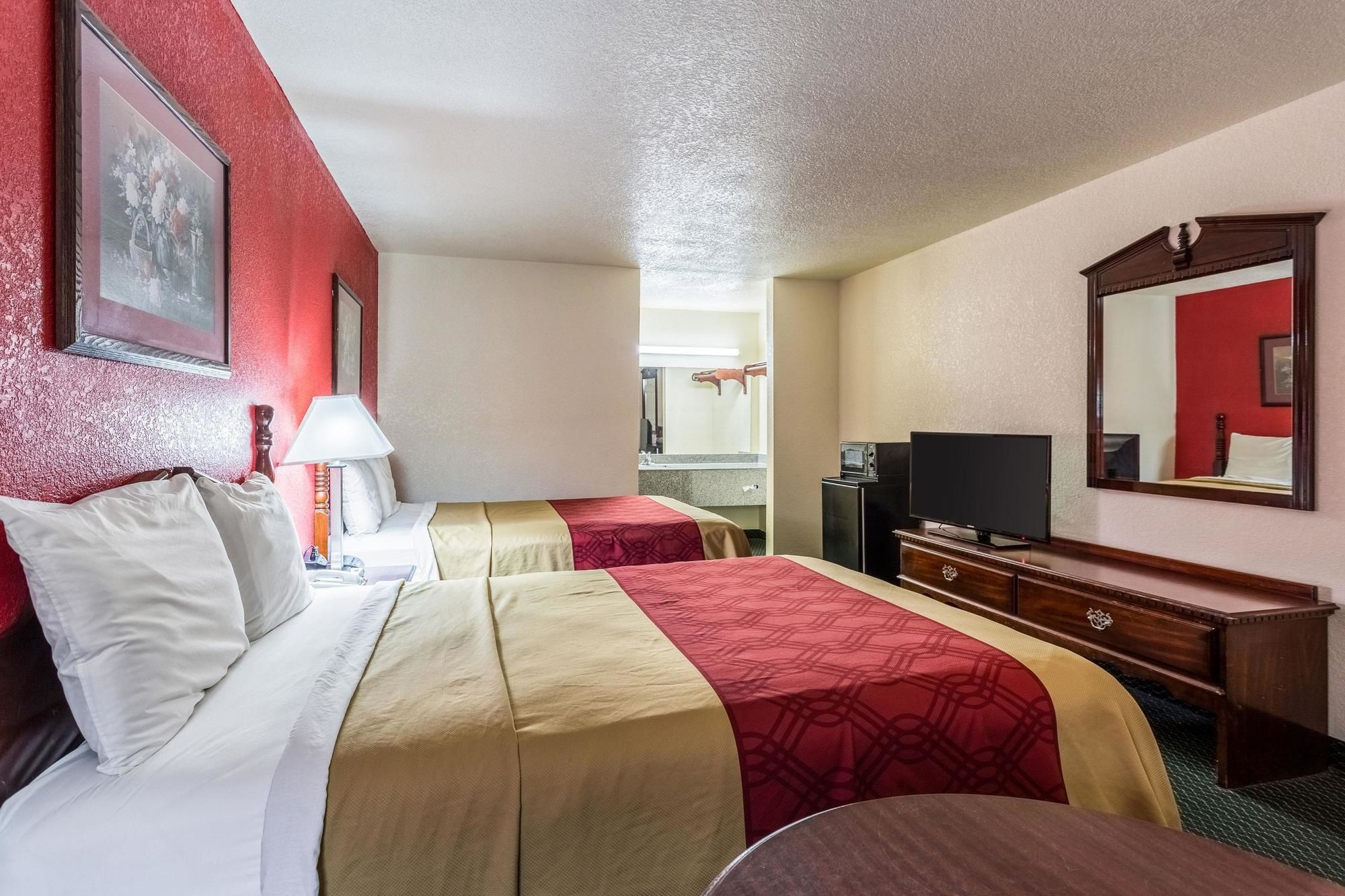 Econo Lodge & Suites